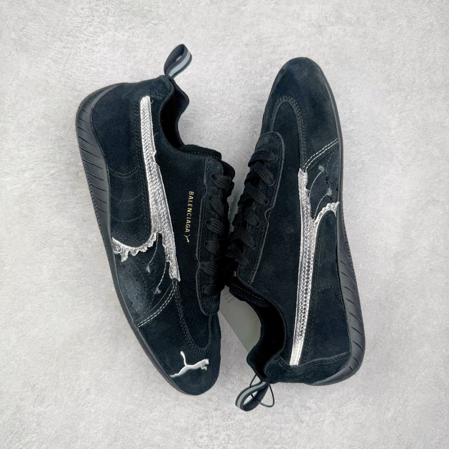 图片[3]-＃纯原 Balenciaga x PUMA/彪马 Speedcat 巴黎世家联名系列薄底鞋牛皮圆头做旧磨损低帮生活休闲鞋 男女同款 选用了近两年人气极高的 “薄底鞋” PUMA Speedcat 为蓝本，带来了多个不同配色的联名鞋款。在色调上继承了这双赛车鞋原本的惯用方案，但鞋身侧面标志性的 PUMA Formstrip 标志则采用了 “破坏做旧” 的手法，这也是 Balenciaga 鞋款极为常见的风格。将白色的 PUMA Formstrip 撕掉了一大半，这极为 “粗暴” 的处理方式，在街头绝对有着十足的回头率。鞋头的 PUMA Logo 得以保留，烫金的 BALENCIAGA 字样则表明了它的联名身份，后跟则是鞋款的尺码，这也是 Balenciaga 鞋款的家族习惯。实拍调校N版已经零色差零失真 百分百还原实物色彩所见即所得 不存在货不对板色差等低级问题 选购参考实物拍摄 不混卖不参货 只用心做好货严格选品 承诺混一赔十 尺码：36 36.5 37.5 38 38.5 39 40 40.5 41 42 42.5 43 44 44.5 45-选品中心