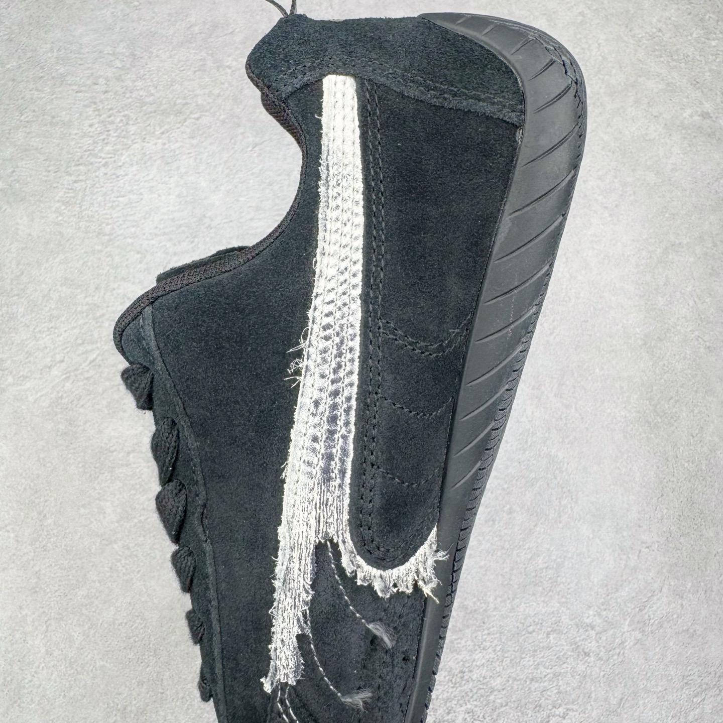 图片[7]-＃纯原 Balenciaga x PUMA/彪马 Speedcat 巴黎世家联名系列薄底鞋牛皮圆头做旧磨损低帮生活休闲鞋 男女同款 选用了近两年人气极高的 “薄底鞋” PUMA Speedcat 为蓝本，带来了多个不同配色的联名鞋款。在色调上继承了这双赛车鞋原本的惯用方案，但鞋身侧面标志性的 PUMA Formstrip 标志则采用了 “破坏做旧” 的手法，这也是 Balenciaga 鞋款极为常见的风格。将白色的 PUMA Formstrip 撕掉了一大半，这极为 “粗暴” 的处理方式，在街头绝对有着十足的回头率。鞋头的 PUMA Logo 得以保留，烫金的 BALENCIAGA 字样则表明了它的联名身份，后跟则是鞋款的尺码，这也是 Balenciaga 鞋款的家族习惯。实拍调校N版已经零色差零失真 百分百还原实物色彩所见即所得 不存在货不对板色差等低级问题 选购参考实物拍摄 不混卖不参货 只用心做好货严格选品 承诺混一赔十 尺码：36 36.5 37.5 38 38.5 39 40 40.5 41 42 42.5 43 44 44.5 45-选品中心