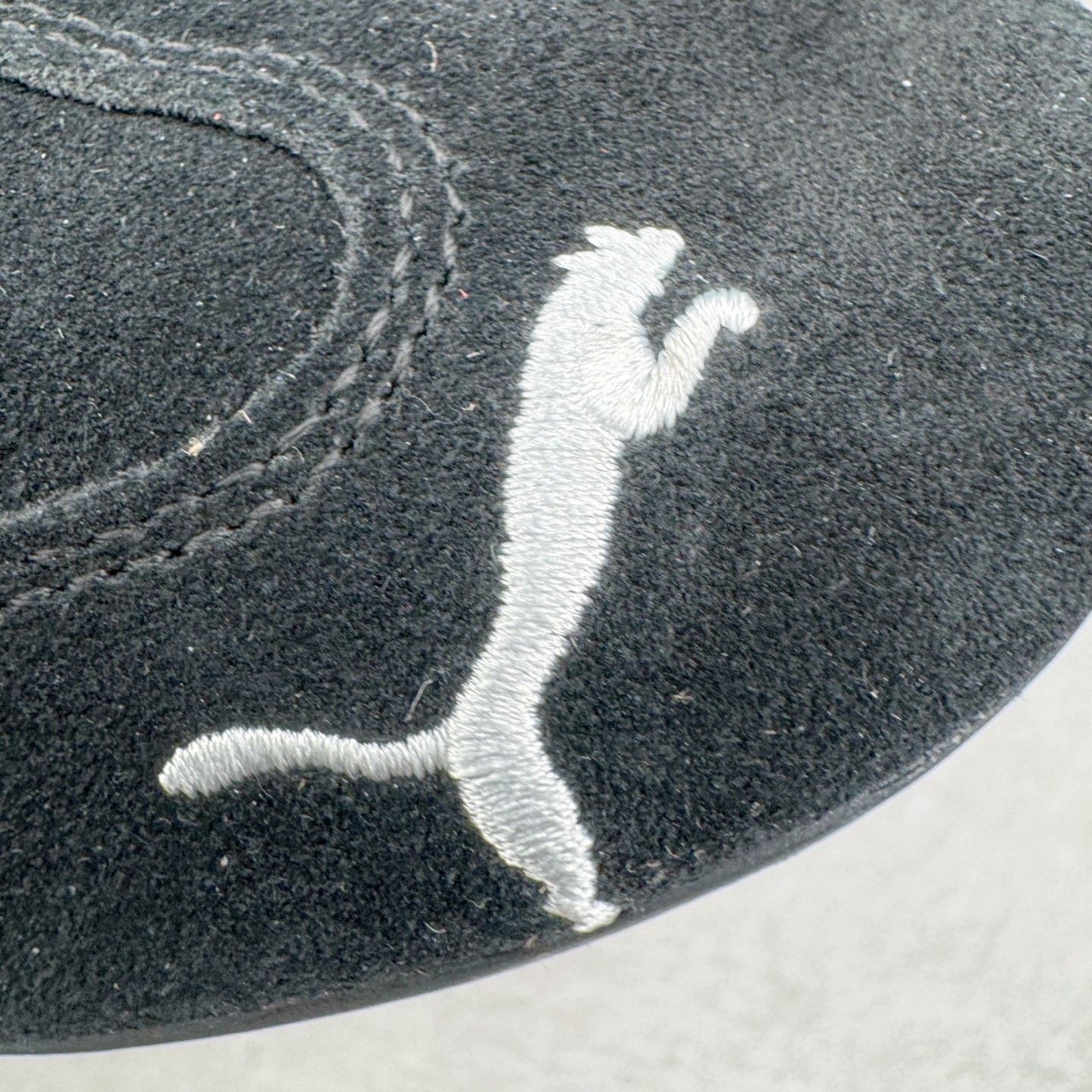 图片[16]-＃纯原 Balenciaga x PUMA/彪马 Speedcat 巴黎世家联名系列薄底鞋牛皮圆头做旧磨损低帮生活休闲鞋 男女同款 选用了近两年人气极高的 “薄底鞋” PUMA Speedcat 为蓝本，带来了多个不同配色的联名鞋款。在色调上继承了这双赛车鞋原本的惯用方案，但鞋身侧面标志性的 PUMA Formstrip 标志则采用了 “破坏做旧” 的手法，这也是 Balenciaga 鞋款极为常见的风格。将白色的 PUMA Formstrip 撕掉了一大半，这极为 “粗暴” 的处理方式，在街头绝对有着十足的回头率。鞋头的 PUMA Logo 得以保留，烫金的 BALENCIAGA 字样则表明了它的联名身份，后跟则是鞋款的尺码，这也是 Balenciaga 鞋款的家族习惯。实拍调校N版已经零色差零失真 百分百还原实物色彩所见即所得 不存在货不对板色差等低级问题 选购参考实物拍摄 不混卖不参货 只用心做好货严格选品 承诺混一赔十 尺码：36 36.5 37.5 38 38.5 39 40 40.5 41 42 42.5 43 44 44.5 45-选品中心