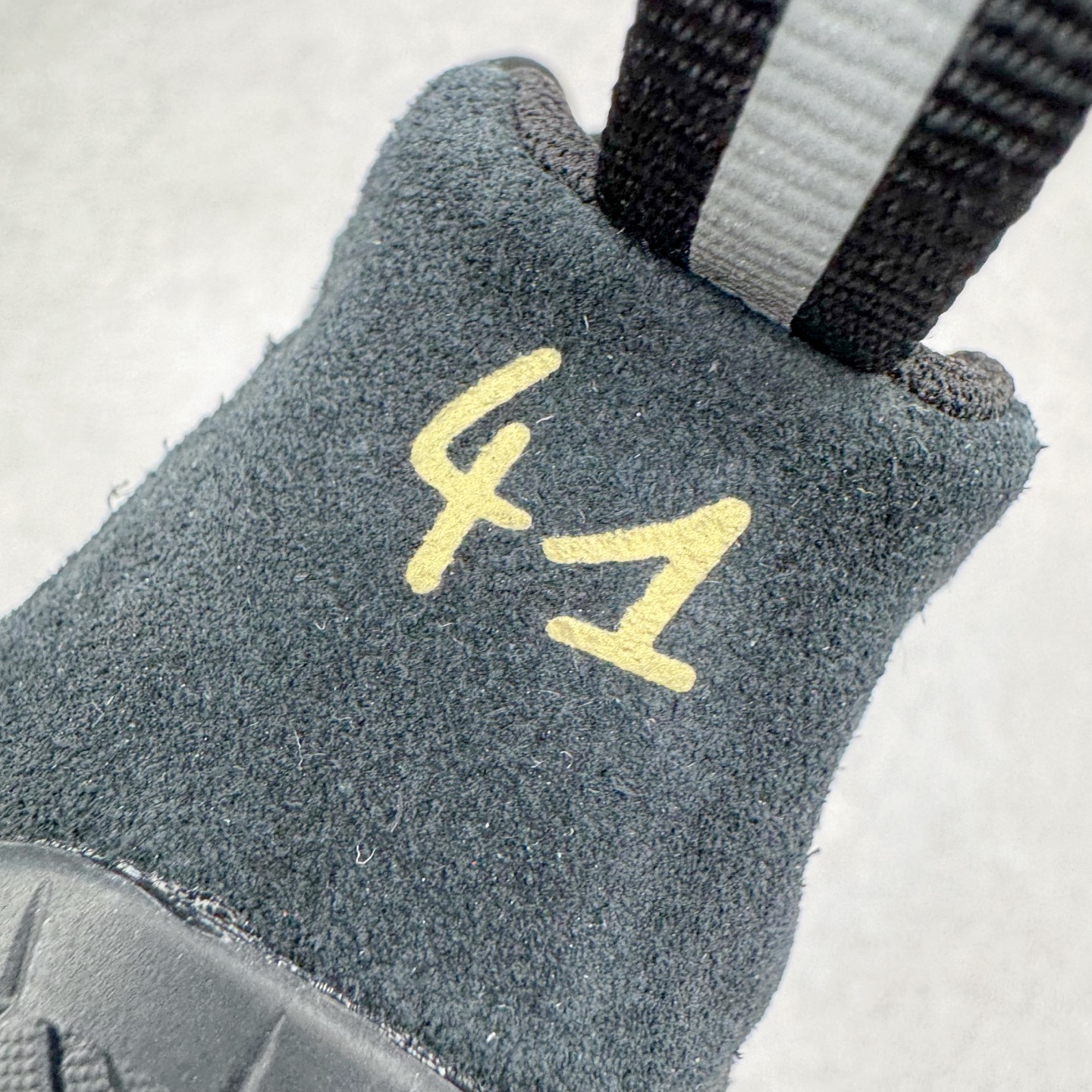 图片[18]-＃纯原 Balenciaga x PUMA/彪马 Speedcat 巴黎世家联名系列薄底鞋牛皮圆头做旧磨损低帮生活休闲鞋 男女同款 选用了近两年人气极高的 “薄底鞋” PUMA Speedcat 为蓝本，带来了多个不同配色的联名鞋款。在色调上继承了这双赛车鞋原本的惯用方案，但鞋身侧面标志性的 PUMA Formstrip 标志则采用了 “破坏做旧” 的手法，这也是 Balenciaga 鞋款极为常见的风格。将白色的 PUMA Formstrip 撕掉了一大半，这极为 “粗暴” 的处理方式，在街头绝对有着十足的回头率。鞋头的 PUMA Logo 得以保留，烫金的 BALENCIAGA 字样则表明了它的联名身份，后跟则是鞋款的尺码，这也是 Balenciaga 鞋款的家族习惯。实拍调校N版已经零色差零失真 百分百还原实物色彩所见即所得 不存在货不对板色差等低级问题 选购参考实物拍摄 不混卖不参货 只用心做好货严格选品 承诺混一赔十 尺码：36 36.5 37.5 38 38.5 39 40 40.5 41 42 42.5 43 44 44.5 45-选品中心