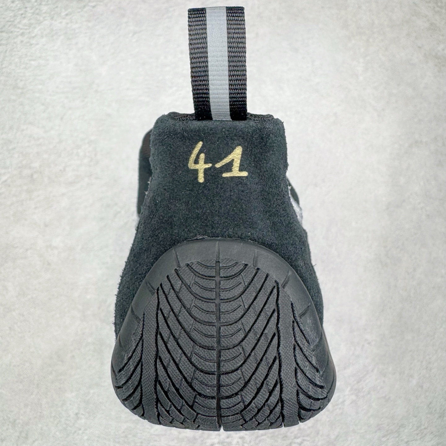 图片[8]-＃纯原 Balenciaga x PUMA/彪马 Speedcat 巴黎世家联名系列薄底鞋牛皮圆头做旧磨损低帮生活休闲鞋 男女同款 选用了近两年人气极高的 “薄底鞋” PUMA Speedcat 为蓝本，带来了多个不同配色的联名鞋款。在色调上继承了这双赛车鞋原本的惯用方案，但鞋身侧面标志性的 PUMA Formstrip 标志则采用了 “破坏做旧” 的手法，这也是 Balenciaga 鞋款极为常见的风格。将白色的 PUMA Formstrip 撕掉了一大半，这极为 “粗暴” 的处理方式，在街头绝对有着十足的回头率。鞋头的 PUMA Logo 得以保留，烫金的 BALENCIAGA 字样则表明了它的联名身份，后跟则是鞋款的尺码，这也是 Balenciaga 鞋款的家族习惯。实拍调校N版已经零色差零失真 百分百还原实物色彩所见即所得 不存在货不对板色差等低级问题 选购参考实物拍摄 不混卖不参货 只用心做好货严格选品 承诺混一赔十 尺码：36 36.5 37.5 38 38.5 39 40 40.5 41 42 42.5 43 44 44.5 45-选品中心