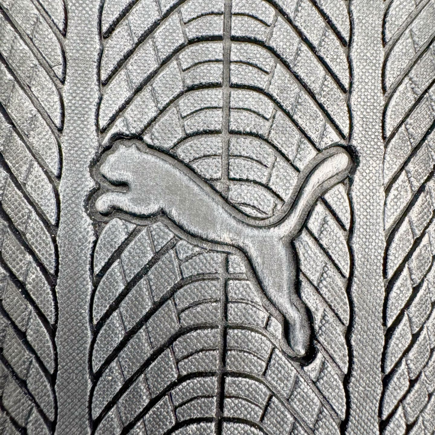 图片[22]-＃纯原 Balenciaga x PUMA/彪马 Speedcat 巴黎世家联名系列薄底鞋牛皮圆头做旧磨损低帮生活休闲鞋 男女同款 选用了近两年人气极高的 “薄底鞋” PUMA Speedcat 为蓝本，带来了多个不同配色的联名鞋款。在色调上继承了这双赛车鞋原本的惯用方案，但鞋身侧面标志性的 PUMA Formstrip 标志则采用了 “破坏做旧” 的手法，这也是 Balenciaga 鞋款极为常见的风格。将白色的 PUMA Formstrip 撕掉了一大半，这极为 “粗暴” 的处理方式，在街头绝对有着十足的回头率。鞋头的 PUMA Logo 得以保留，烫金的 BALENCIAGA 字样则表明了它的联名身份，后跟则是鞋款的尺码，这也是 Balenciaga 鞋款的家族习惯。实拍调校N版已经零色差零失真 百分百还原实物色彩所见即所得 不存在货不对板色差等低级问题 选购参考实物拍摄 不混卖不参货 只用心做好货严格选品 承诺混一赔十 尺码：36 36.5 37.5 38 38.5 39 40 40.5 41 42 42.5 43 44 44.5 45-选品中心