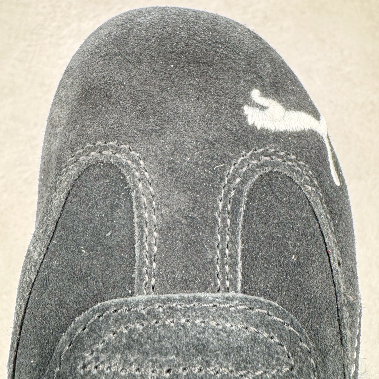 图片[17]-＃纯原 Balenciaga x PUMA/彪马 Speedcat 巴黎世家联名系列薄底鞋牛皮圆头做旧磨损低帮生活休闲鞋 男女同款 选用了近两年人气极高的 “薄底鞋” PUMA Speedcat 为蓝本，带来了多个不同配色的联名鞋款。在色调上继承了这双赛车鞋原本的惯用方案，但鞋身侧面标志性的 PUMA Formstrip 标志则采用了 “破坏做旧” 的手法，这也是 Balenciaga 鞋款极为常见的风格。将白色的 PUMA Formstrip 撕掉了一大半，这极为 “粗暴” 的处理方式，在街头绝对有着十足的回头率。鞋头的 PUMA Logo 得以保留，烫金的 BALENCIAGA 字样则表明了它的联名身份，后跟则是鞋款的尺码，这也是 Balenciaga 鞋款的家族习惯。实拍调校N版已经零色差零失真 百分百还原实物色彩所见即所得 不存在货不对板色差等低级问题 选购参考实物拍摄 不混卖不参货 只用心做好货严格选品 承诺混一赔十 尺码：36 36.5 37.5 38 38.5 39 40 40.5 41 42 42.5 43 44 44.5 45-选品中心