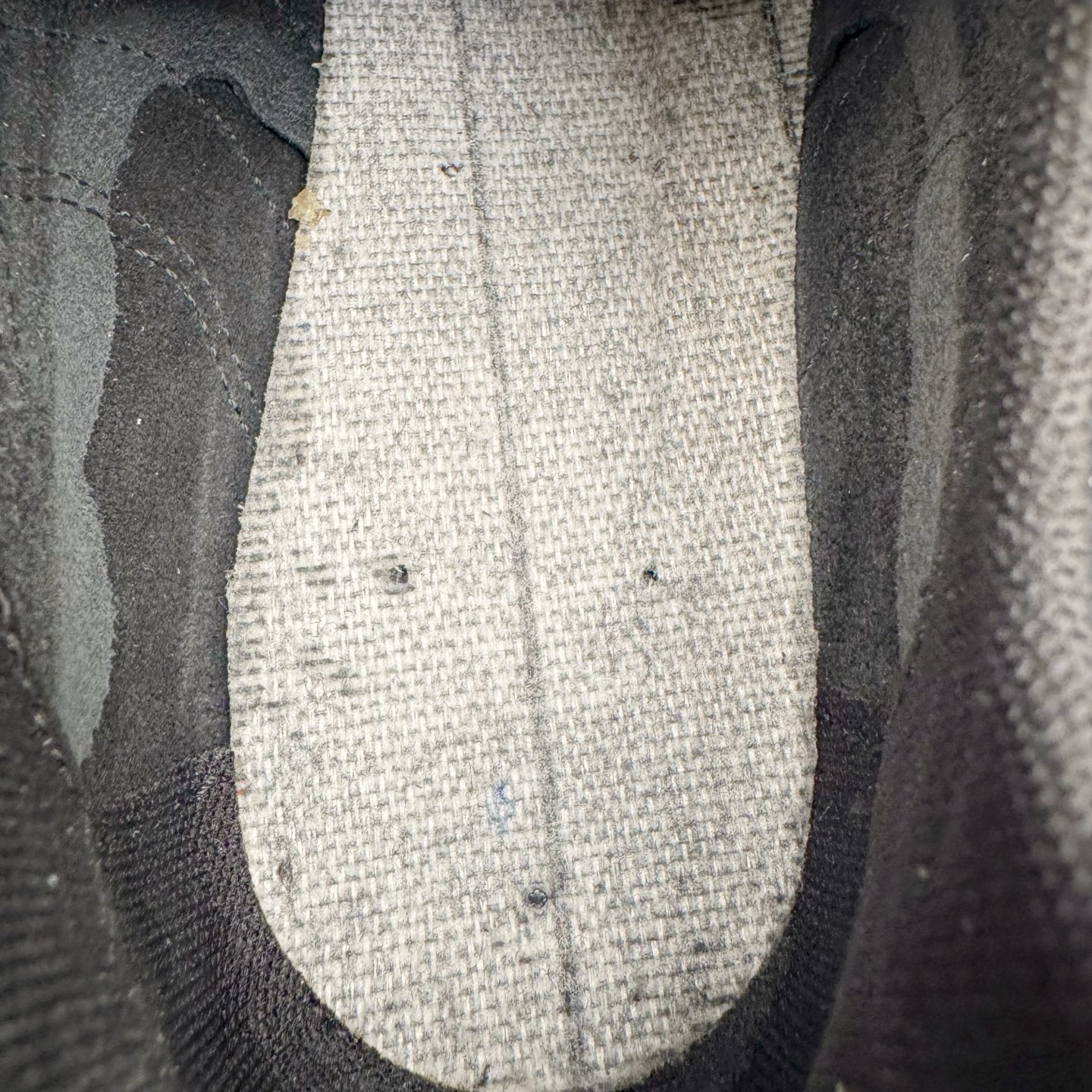 图片[11]-＃纯原 Balenciaga x PUMA/彪马 Speedcat 巴黎世家联名系列薄底鞋牛皮圆头做旧磨损低帮生活休闲鞋 男女同款 选用了近两年人气极高的 “薄底鞋” PUMA Speedcat 为蓝本，带来了多个不同配色的联名鞋款。在色调上继承了这双赛车鞋原本的惯用方案，但鞋身侧面标志性的 PUMA Formstrip 标志则采用了 “破坏做旧” 的手法，这也是 Balenciaga 鞋款极为常见的风格。将白色的 PUMA Formstrip 撕掉了一大半，这极为 “粗暴” 的处理方式，在街头绝对有着十足的回头率。鞋头的 PUMA Logo 得以保留，烫金的 BALENCIAGA 字样则表明了它的联名身份，后跟则是鞋款的尺码，这也是 Balenciaga 鞋款的家族习惯。实拍调校N版已经零色差零失真 百分百还原实物色彩所见即所得 不存在货不对板色差等低级问题 选购参考实物拍摄 不混卖不参货 只用心做好货严格选品 承诺混一赔十 尺码：36 36.5 37.5 38 38.5 39 40 40.5 41 42 42.5 43 44 44.5 45-选品中心