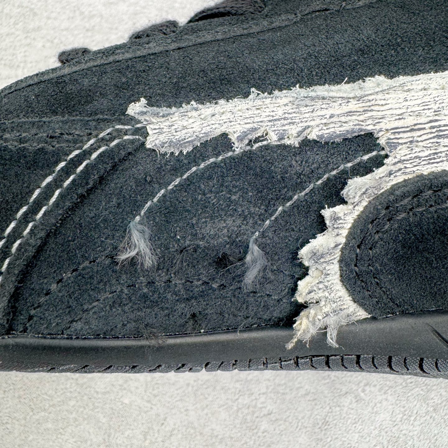 图片[14]-＃纯原 Balenciaga x PUMA/彪马 Speedcat 巴黎世家联名系列薄底鞋牛皮圆头做旧磨损低帮生活休闲鞋 男女同款 选用了近两年人气极高的 “薄底鞋” PUMA Speedcat 为蓝本，带来了多个不同配色的联名鞋款。在色调上继承了这双赛车鞋原本的惯用方案，但鞋身侧面标志性的 PUMA Formstrip 标志则采用了 “破坏做旧” 的手法，这也是 Balenciaga 鞋款极为常见的风格。将白色的 PUMA Formstrip 撕掉了一大半，这极为 “粗暴” 的处理方式，在街头绝对有着十足的回头率。鞋头的 PUMA Logo 得以保留，烫金的 BALENCIAGA 字样则表明了它的联名身份，后跟则是鞋款的尺码，这也是 Balenciaga 鞋款的家族习惯。实拍调校N版已经零色差零失真 百分百还原实物色彩所见即所得 不存在货不对板色差等低级问题 选购参考实物拍摄 不混卖不参货 只用心做好货严格选品 承诺混一赔十 尺码：36 36.5 37.5 38 38.5 39 40 40.5 41 42 42.5 43 44 44.5 45-选品中心