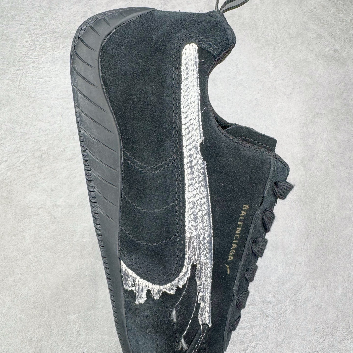 图片[6]-＃纯原 Balenciaga x PUMA/彪马 Speedcat 巴黎世家联名系列薄底鞋牛皮圆头做旧磨损低帮生活休闲鞋 男女同款 选用了近两年人气极高的 “薄底鞋” PUMA Speedcat 为蓝本，带来了多个不同配色的联名鞋款。在色调上继承了这双赛车鞋原本的惯用方案，但鞋身侧面标志性的 PUMA Formstrip 标志则采用了 “破坏做旧” 的手法，这也是 Balenciaga 鞋款极为常见的风格。将白色的 PUMA Formstrip 撕掉了一大半，这极为 “粗暴” 的处理方式，在街头绝对有着十足的回头率。鞋头的 PUMA Logo 得以保留，烫金的 BALENCIAGA 字样则表明了它的联名身份，后跟则是鞋款的尺码，这也是 Balenciaga 鞋款的家族习惯。实拍调校N版已经零色差零失真 百分百还原实物色彩所见即所得 不存在货不对板色差等低级问题 选购参考实物拍摄 不混卖不参货 只用心做好货严格选品 承诺混一赔十 尺码：36 36.5 37.5 38 38.5 39 40 40.5 41 42 42.5 43 44 44.5 45-选品中心