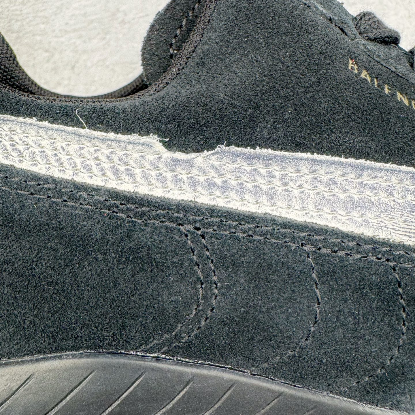 图片[19]-＃纯原 Balenciaga x PUMA/彪马 Speedcat 巴黎世家联名系列薄底鞋牛皮圆头做旧磨损低帮生活休闲鞋 男女同款 选用了近两年人气极高的 “薄底鞋” PUMA Speedcat 为蓝本，带来了多个不同配色的联名鞋款。在色调上继承了这双赛车鞋原本的惯用方案，但鞋身侧面标志性的 PUMA Formstrip 标志则采用了 “破坏做旧” 的手法，这也是 Balenciaga 鞋款极为常见的风格。将白色的 PUMA Formstrip 撕掉了一大半，这极为 “粗暴” 的处理方式，在街头绝对有着十足的回头率。鞋头的 PUMA Logo 得以保留，烫金的 BALENCIAGA 字样则表明了它的联名身份，后跟则是鞋款的尺码，这也是 Balenciaga 鞋款的家族习惯。实拍调校N版已经零色差零失真 百分百还原实物色彩所见即所得 不存在货不对板色差等低级问题 选购参考实物拍摄 不混卖不参货 只用心做好货严格选品 承诺混一赔十 尺码：36 36.5 37.5 38 38.5 39 40 40.5 41 42 42.5 43 44 44.5 45-选品中心