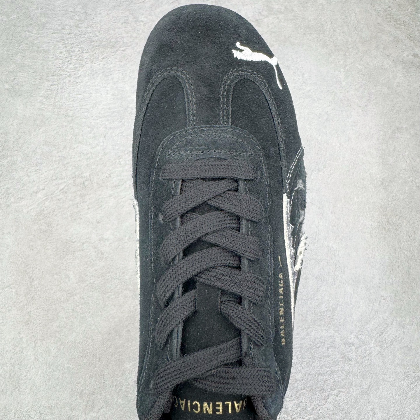 图片[4]-＃纯原 Balenciaga x PUMA/彪马 Speedcat 巴黎世家联名系列薄底鞋牛皮圆头做旧磨损低帮生活休闲鞋 男女同款 选用了近两年人气极高的 “薄底鞋” PUMA Speedcat 为蓝本，带来了多个不同配色的联名鞋款。在色调上继承了这双赛车鞋原本的惯用方案，但鞋身侧面标志性的 PUMA Formstrip 标志则采用了 “破坏做旧” 的手法，这也是 Balenciaga 鞋款极为常见的风格。将白色的 PUMA Formstrip 撕掉了一大半，这极为 “粗暴” 的处理方式，在街头绝对有着十足的回头率。鞋头的 PUMA Logo 得以保留，烫金的 BALENCIAGA 字样则表明了它的联名身份，后跟则是鞋款的尺码，这也是 Balenciaga 鞋款的家族习惯。实拍调校N版已经零色差零失真 百分百还原实物色彩所见即所得 不存在货不对板色差等低级问题 选购参考实物拍摄 不混卖不参货 只用心做好货严格选品 承诺混一赔十 尺码：36 36.5 37.5 38 38.5 39 40 40.5 41 42 42.5 43 44 44.5 45-选品中心
