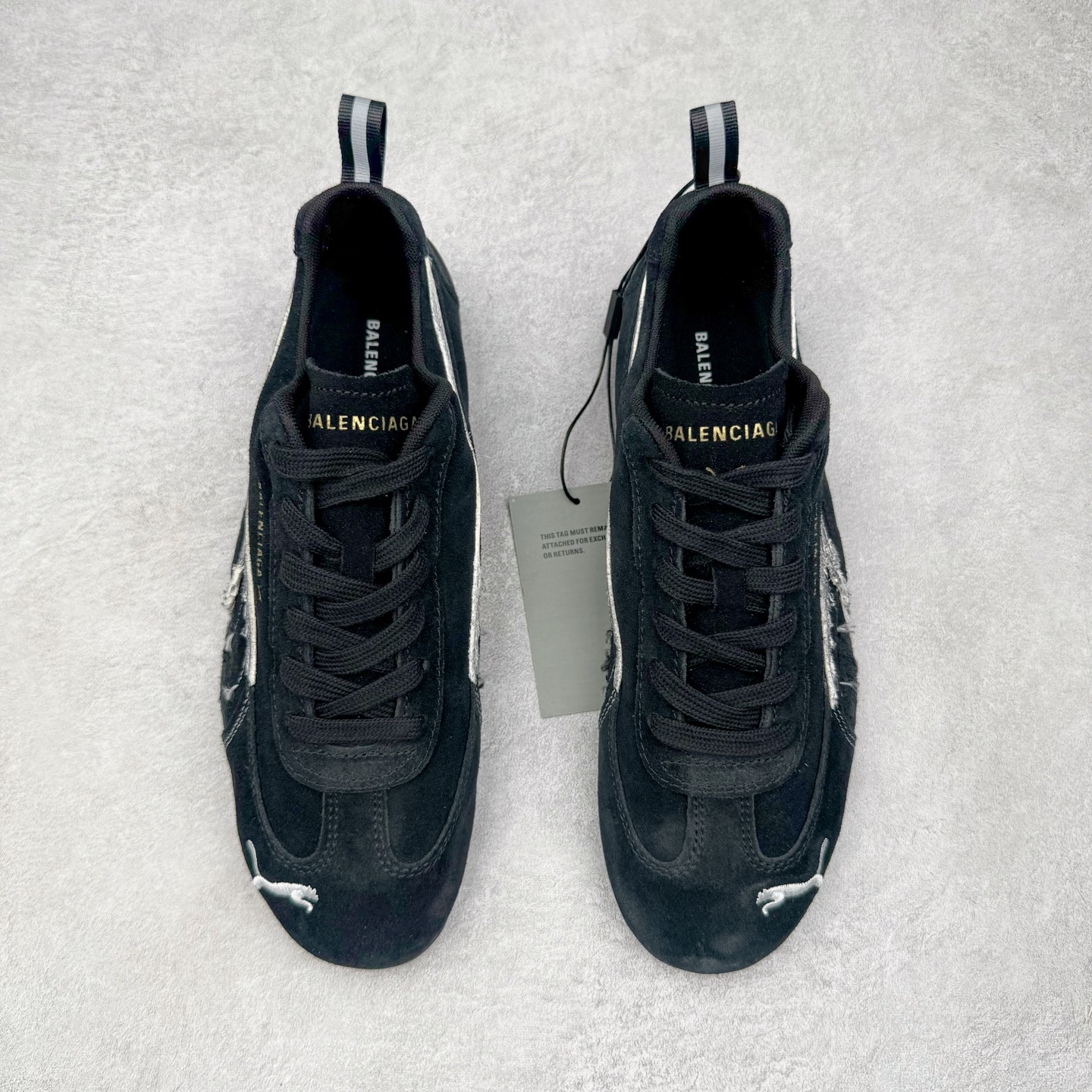 图片[2]-＃纯原 Balenciaga x PUMA/彪马 Speedcat 巴黎世家联名系列薄底鞋牛皮圆头做旧磨损低帮生活休闲鞋 男女同款 选用了近两年人气极高的 “薄底鞋” PUMA Speedcat 为蓝本，带来了多个不同配色的联名鞋款。在色调上继承了这双赛车鞋原本的惯用方案，但鞋身侧面标志性的 PUMA Formstrip 标志则采用了 “破坏做旧” 的手法，这也是 Balenciaga 鞋款极为常见的风格。将白色的 PUMA Formstrip 撕掉了一大半，这极为 “粗暴” 的处理方式，在街头绝对有着十足的回头率。鞋头的 PUMA Logo 得以保留，烫金的 BALENCIAGA 字样则表明了它的联名身份，后跟则是鞋款的尺码，这也是 Balenciaga 鞋款的家族习惯。实拍调校N版已经零色差零失真 百分百还原实物色彩所见即所得 不存在货不对板色差等低级问题 选购参考实物拍摄 不混卖不参货 只用心做好货严格选品 承诺混一赔十 尺码：36 36.5 37.5 38 38.5 39 40 40.5 41 42 42.5 43 44 44.5 45-选品中心