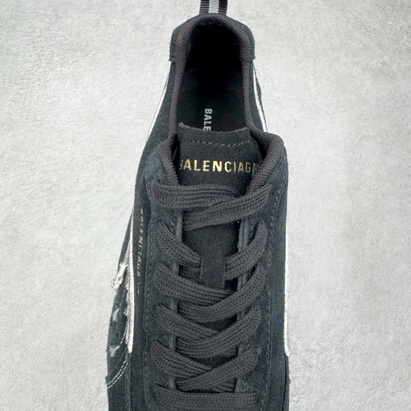 图片[5]-＃纯原 Balenciaga x PUMA/彪马 Speedcat 巴黎世家联名系列薄底鞋牛皮圆头做旧磨损低帮生活休闲鞋 男女同款 选用了近两年人气极高的 “薄底鞋” PUMA Speedcat 为蓝本，带来了多个不同配色的联名鞋款。在色调上继承了这双赛车鞋原本的惯用方案，但鞋身侧面标志性的 PUMA Formstrip 标志则采用了 “破坏做旧” 的手法，这也是 Balenciaga 鞋款极为常见的风格。将白色的 PUMA Formstrip 撕掉了一大半，这极为 “粗暴” 的处理方式，在街头绝对有着十足的回头率。鞋头的 PUMA Logo 得以保留，烫金的 BALENCIAGA 字样则表明了它的联名身份，后跟则是鞋款的尺码，这也是 Balenciaga 鞋款的家族习惯。实拍调校N版已经零色差零失真 百分百还原实物色彩所见即所得 不存在货不对板色差等低级问题 选购参考实物拍摄 不混卖不参货 只用心做好货严格选品 承诺混一赔十 尺码：36 36.5 37.5 38 38.5 39 40 40.5 41 42 42.5 43 44 44.5 45-选品中心