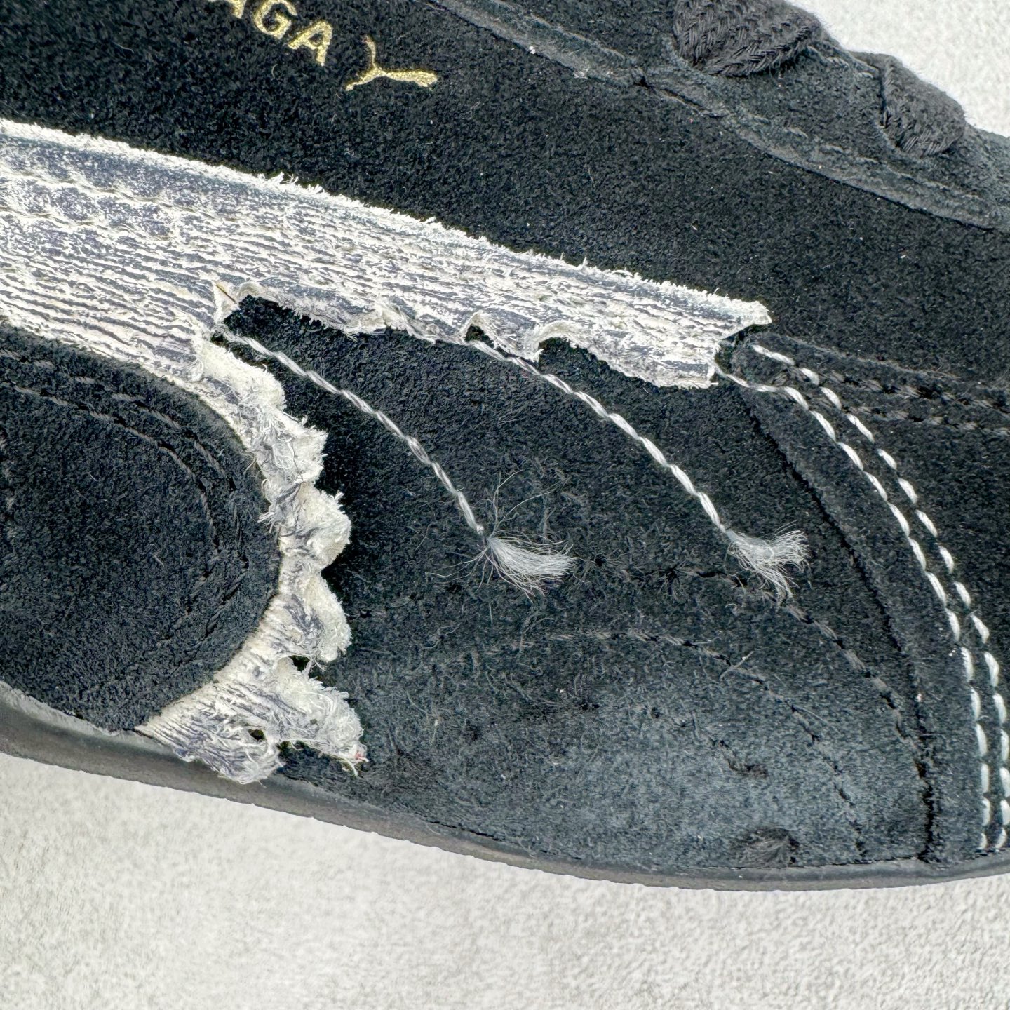 图片[21]-＃纯原 Balenciaga x PUMA/彪马 Speedcat 巴黎世家联名系列薄底鞋牛皮圆头做旧磨损低帮生活休闲鞋 男女同款 选用了近两年人气极高的 “薄底鞋” PUMA Speedcat 为蓝本，带来了多个不同配色的联名鞋款。在色调上继承了这双赛车鞋原本的惯用方案，但鞋身侧面标志性的 PUMA Formstrip 标志则采用了 “破坏做旧” 的手法，这也是 Balenciaga 鞋款极为常见的风格。将白色的 PUMA Formstrip 撕掉了一大半，这极为 “粗暴” 的处理方式，在街头绝对有着十足的回头率。鞋头的 PUMA Logo 得以保留，烫金的 BALENCIAGA 字样则表明了它的联名身份，后跟则是鞋款的尺码，这也是 Balenciaga 鞋款的家族习惯。实拍调校N版已经零色差零失真 百分百还原实物色彩所见即所得 不存在货不对板色差等低级问题 选购参考实物拍摄 不混卖不参货 只用心做好货严格选品 承诺混一赔十 尺码：36 36.5 37.5 38 38.5 39 40 40.5 41 42 42.5 43 44 44.5 45-选品中心