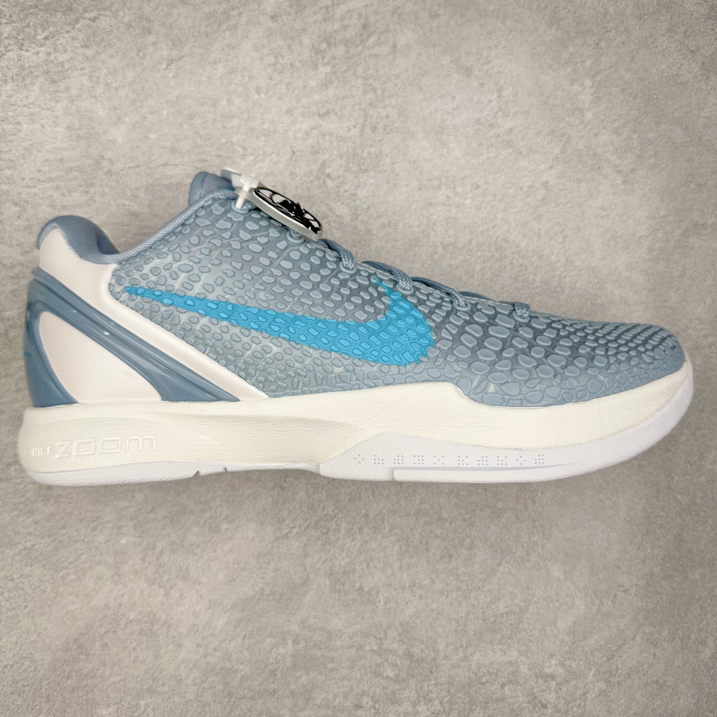 ＃灭世海外版 NK Zoom Kobe 6 Protro 科比六代 克拉克北卡蓝 IO3672-400 纯原海外版气垫品质吊打各路纯原 气压➕耐久双重保障 前掌ZOOM TURBO➕后掌马蹄Zoom 后掌澎湃脚感无出其右 全套冲刀改版 鞋型还原度95% 宽脚选手必入货品 鞋头2.5mm上翘空间 不挤脚 完美释放脚趾活动空间 正码正拍 脚型适配性 市场最强没有之一 鞋面工艺全新升级 100%对标正品 原厂聚氨酯蛇鳞 珠光密度同步正品 Swoosh喷漆工艺 还原度接近100% 全新后跟TPU模具 正确S型弧度 区分市场纯原（市场纯原采用公版模具 后跟TPU几乎无弧度）国产天花板橡胶配方 抓地力爆炸 海外口碑炸裂 鞋舌LOGO正确内嵌压印 原厂碳板 正确原盒 厚积薄发 王者归来 拒绝杀猪 拒绝套路 灭世纯原海外版科比系列 致力打造实战第一标杆 尺码：39-47.5 全新模具 正码正拍-选品中心