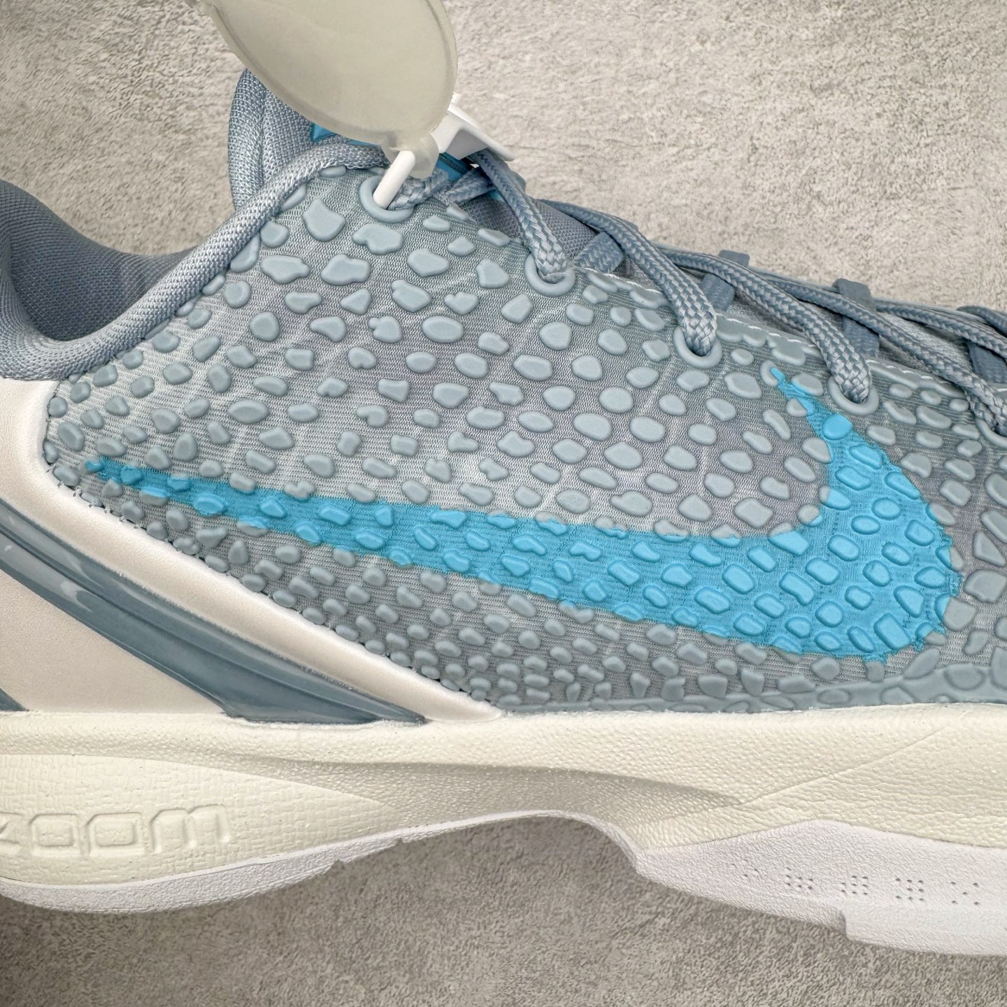 图片[19]-＃灭世海外版 NK Zoom Kobe 6 Protro 科比六代 克拉克北卡蓝 IO3672-400 纯原海外版气垫品质吊打各路纯原 气压➕耐久双重保障 前掌ZOOM TURBO➕后掌马蹄Zoom 后掌澎湃脚感无出其右 全套冲刀改版 鞋型还原度95% 宽脚选手必入货品 鞋头2.5mm上翘空间 不挤脚 完美释放脚趾活动空间 正码正拍 脚型适配性 市场最强没有之一 鞋面工艺全新升级 100%对标正品 原厂聚氨酯蛇鳞 珠光密度同步正品 Swoosh喷漆工艺 还原度接近100% 全新后跟TPU模具 正确S型弧度 区分市场纯原（市场纯原采用公版模具 后跟TPU几乎无弧度）国产天花板橡胶配方 抓地力爆炸 海外口碑炸裂 鞋舌LOGO正确内嵌压印 原厂碳板 正确原盒 厚积薄发 王者归来 拒绝杀猪 拒绝套路 灭世纯原海外版科比系列 致力打造实战第一标杆 尺码：39-47.5 全新模具 正码正拍-选品中心