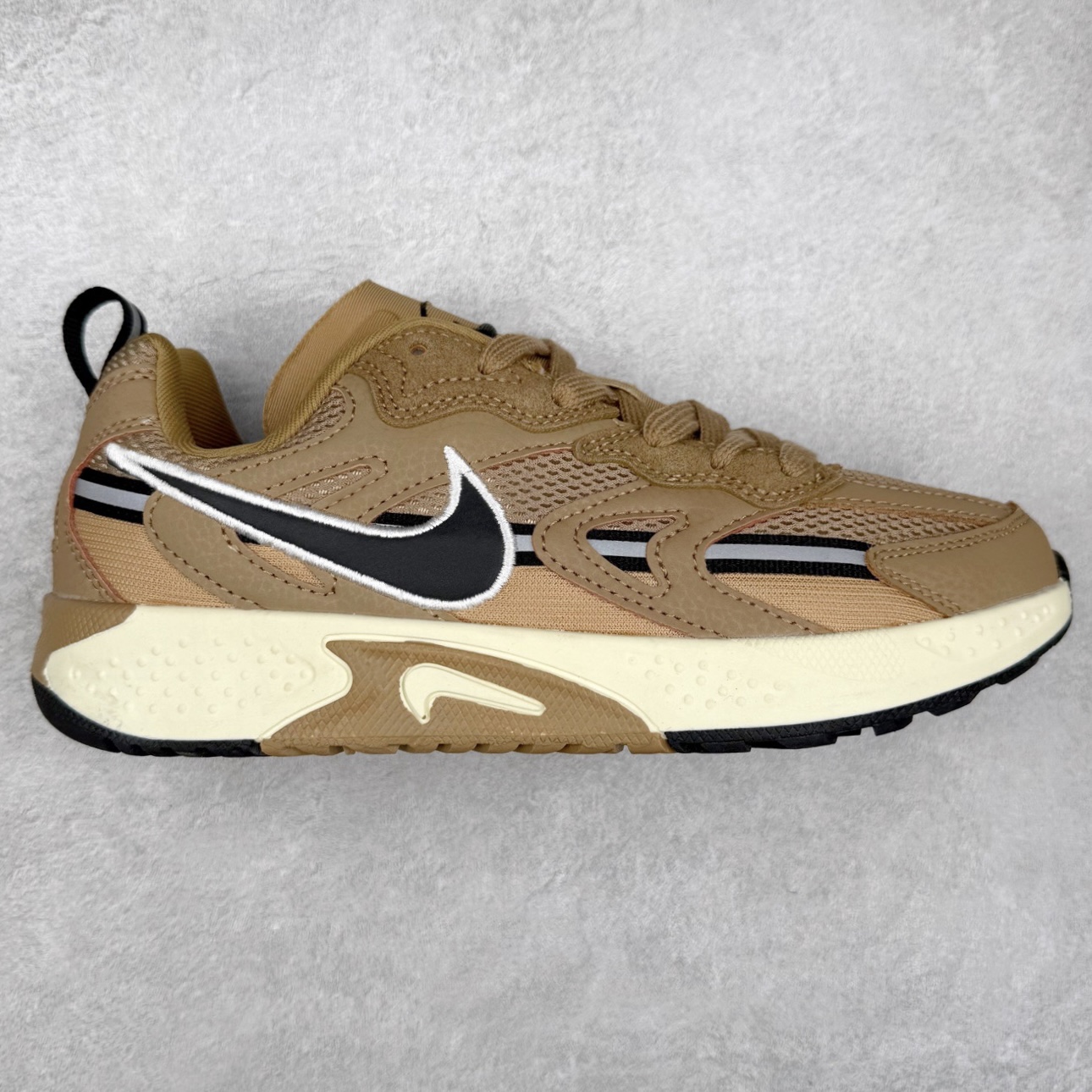 ＃奥莱订单福利 NIKE JAM 系列舒适时尚防滑耐磨低帮生活休闲鞋 独家渠道 市面未流通批次 奥莱直播间499 599一样的东西 碾压市面现存所有版本 公司一样的东西 超值回馈 帮你省钱 采用鞋面合成皮革与网眼布设计 以便于运动员在霹雳舞运动中的保护和耐穿 中底设计细节采用翻转SWOOSH设计 使得倒立动作时更显帅气 鞋子中的整体结构下降 有助于提供更好的缓震效果 设计语言来与NIKE 2000年跑跑鞋中汲取的材料组合以及设计语言 鞋子在线条处大量采用反光效果 尺码：36 36.5 37.5 38 38.5 39 40 40.5 41 42 42.5 43 44 44.5 45-选品中心