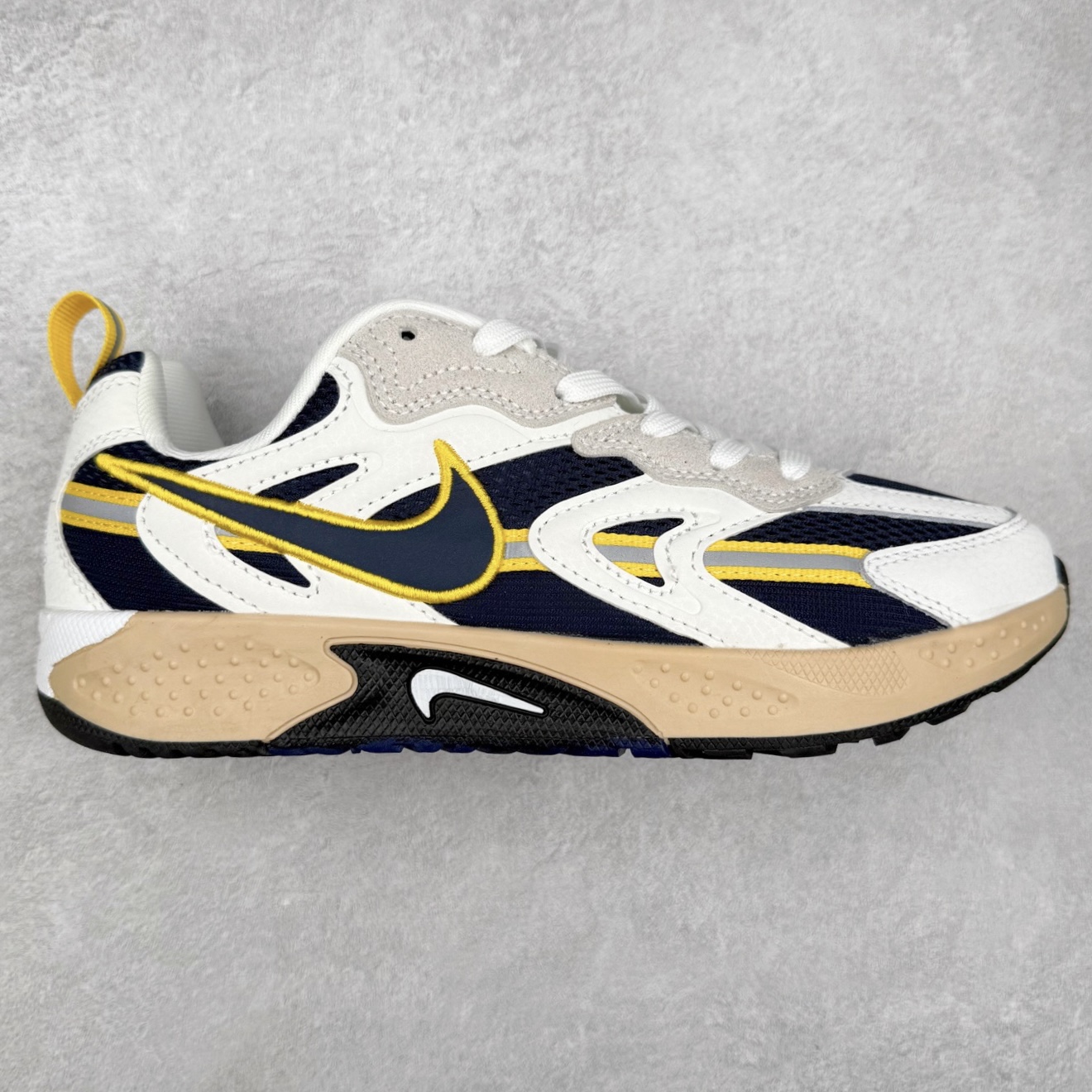 ＃奥莱订单福利 NIKE JAM 系列舒适时尚防滑耐磨低帮生活休闲鞋 独家渠道 市面未流通批次 奥莱直播间499 599一样的东西 碾压市面现存所有版本 公司一样的东西 超值回馈 帮你省钱 采用鞋面合成皮革与网眼布设计 以便于运动员在霹雳舞运动中的保护和耐穿 中底设计细节采用翻转SWOOSH设计 使得倒立动作时更显帅气 鞋子中的整体结构下降 有助于提供更好的缓震效果 设计语言来与NIKE 2000年跑跑鞋中汲取的材料组合以及设计语言 鞋子在线条处大量采用反光效果 尺码：36 36.5 37.5 38 38.5 39 40 40.5 41 42 42.5 43 44 44.5 45-选品中心