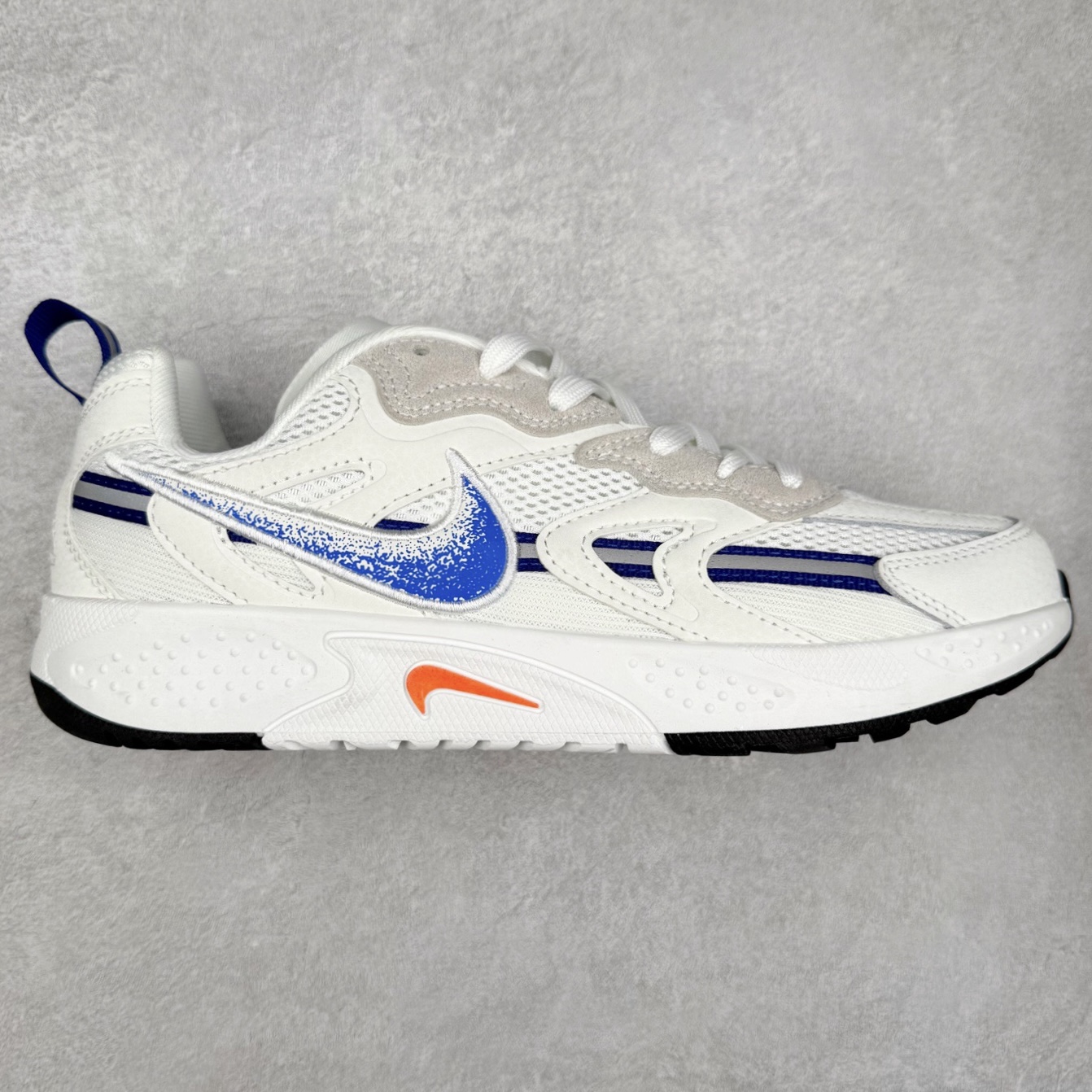 #奥莱订单福利 ️ NIKE JAM 系列舒适时尚防滑耐磨低帮生活休闲鞋 独家渠道 市面未流通批次 奥莱直播间499 599一样的东西 碾压市面现存所有版本 公司一样的东西 超值回馈 帮你省钱 采用鞋面合成皮革与网眼布设计 以便于运动员在霹雳舞运动中的保护和耐穿 中底设计细节采用翻转SWOOSH设计 使得倒立动作时更显帅气 鞋子中的整体结构下降 有助于提供更好的缓震效果 设计语言来与NIKE 2000年跑跑鞋中汲取的材料组合以及设计语言 鞋子在线条处大量采用反光效果 编码:by1936070