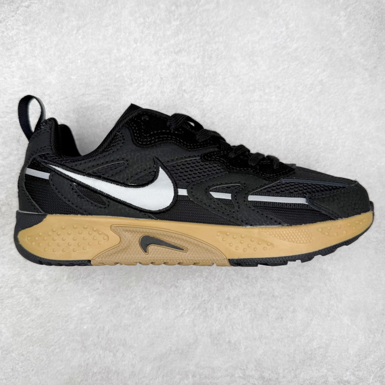 #奥莱订单福利 ️ NIKE JAM 系列舒适时尚防滑耐磨低帮生活休闲鞋 独家渠道 市面未流通批次 奥莱直播间499 599一样的东西 碾压市面现存所有版本 公司一样的东西 超值回馈 帮你省钱 采用鞋面合成皮革与网眼布设计 以便于运动员在霹雳舞运动中的保护和耐穿 中底设计细节采用翻转SWOOSH设计 使得倒立动作时更显帅气 鞋子中的整体结构下降 有助于提供更好的缓震效果 设计语言来与NIKE 2000年跑跑鞋中汲取的材料组合以及设计语言 鞋子在线条处大量采用反光效果 编码:by1936070