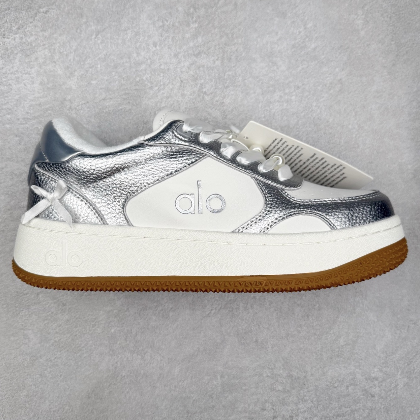 Alo yoga 易梦玲 Jisoo智秀 等多位明星同款上脚 主打各大平台外贸主推大厂采购原材料多处细节一步到位 生产细节 没得说 一款随意搭配的都好看的鞋子aIo采用增高4cm 主打熊猫色 春夏秋冬四季款 舒适简约板鞋 TPU防滑耐磨鞋底 #alo #alo女孩 #AIo #健身穿搭 #鞋子推荐 #板鞋 尺码:35 36 37 38 39 40 41 42 43 44 45-选品中心