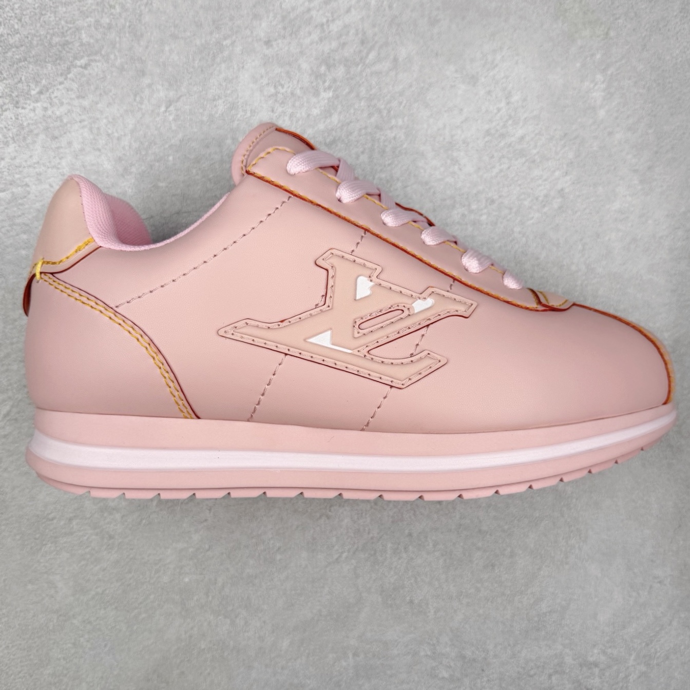 LOUIS VUITTON x Nigo lv联名款 Buttersoft 牛皮革羊皮革 FW25 图案压纹 圆头系带 低帮 生活休闲鞋 男女同款 白色 外贸零售特供批次 2023全新纸板数据 印花高频效果碾压市面 市售天花板产物 耗时半年巨作 全套原厂新版原纸板楦头开发 原厂特供皮料加持 市场所有版本中综合最强的货品 GD实力大厂出品 全网最全配色更新最快 最成熟的做工稳定的品控 完美鞋型超高的清洁度 零毛边线头瑕疵 全套原楦原纸版原鞋开模 全网最具灵魂的版型 正确原装黄色鞋盒 正确中底印花 鞋面印花3D高频深度立体 全鞋电脑针车 紧密相连 针距密度一致 环保乳胶注塑鞋垫 厚度脚感还原原版 皮面裁剪部位 统一油边封口工艺 原装橡胶大底含胶量大底组合零偏差 专柜全套包装 防尘袋 说明书 质保卡 男女鞋 尺码：35 36 37 38 39 40 41 42 43 44 45-选品中心