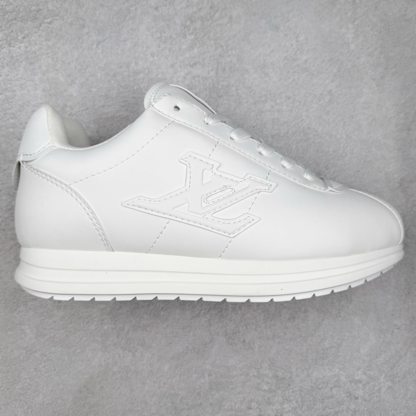 LOUIS VUITTON x Nigo lv联名款 Buttersoft 牛皮革羊皮革 FW25 图案压纹 圆头系带 低帮 生活休闲鞋 男女同款 白色 外贸零售特供批次 2023全新纸板数据 印花高频效果碾压市面 市售天花板产物 耗时半年巨作 全套原厂新版原纸板楦头开发 原厂特供皮料加持 市场所有版本中综合最强的货品 GD实力大厂出品 全网最全配色更新最快 最成熟的做工稳定的品控 完美鞋型超高的清洁度 零毛边线头瑕疵 全套原楦原纸版原鞋开模 全网最具灵魂的版型 正确原装黄色鞋盒 正确中底印花 鞋面印花3D高频深度立体 全鞋电脑针车 紧密相连 针距密度一致 环保乳胶注塑鞋垫 厚度脚感还原原版 皮面裁剪部位 统一油边封口工艺 原装橡胶大底含胶量大底组合零偏差 专柜全套包装 防尘袋 说明书 质保卡 男女鞋 尺码：35 36 37 38 39 40 41 42 43 44 45-选品中心