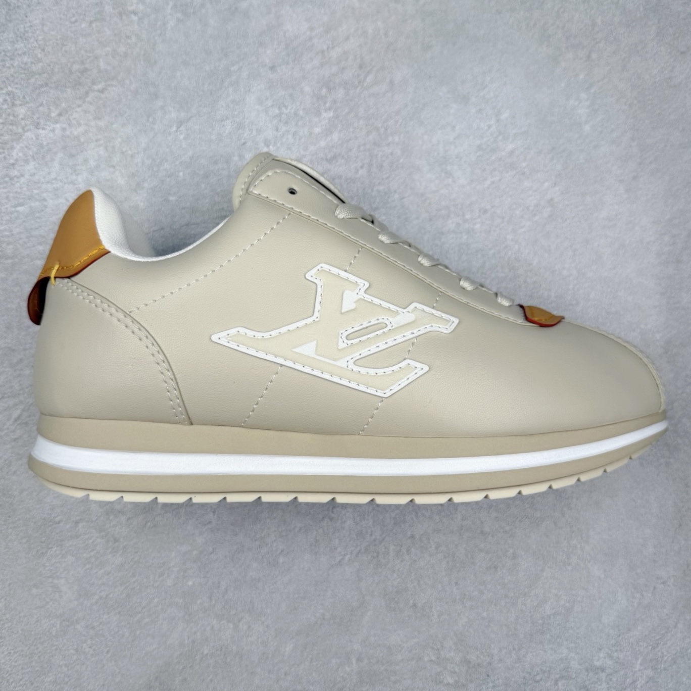 LOUIS VUITTON x Nigo lv联名款 Buttersoft 牛皮革羊皮革 FW25 图案压纹 圆头系带 低帮 生活休闲鞋 男女同款 白色 外贸零售特供批次 2023全新纸板数据 印花高频效果碾压市面 市售天花板产物 耗时半年巨作 全套原厂新版原纸板楦头开发 原厂特供皮料加持 市场所有版本中综合最强的货品 GD实力大厂出品 全网最全配色更新最快 最成熟的做工稳定的品控 完美鞋型超高的清洁度 零毛边线头瑕疵 全套原楦原纸版原鞋开模 全网最具灵魂的版型 正确原装黄色鞋盒 正确中底印花 鞋面印花3D高频深度立体 全鞋电脑针车 紧密相连 针距密度一致 环保乳胶注塑鞋垫 厚度脚感还原原版 皮面裁剪部位 统一油边封口工艺 原装橡胶大底含胶量大底组合零偏差 专柜全套包装 防尘袋 说明书 质保卡 男女鞋 尺码：35 36 37 38 39 40 41 42 43 44 45-选品中心