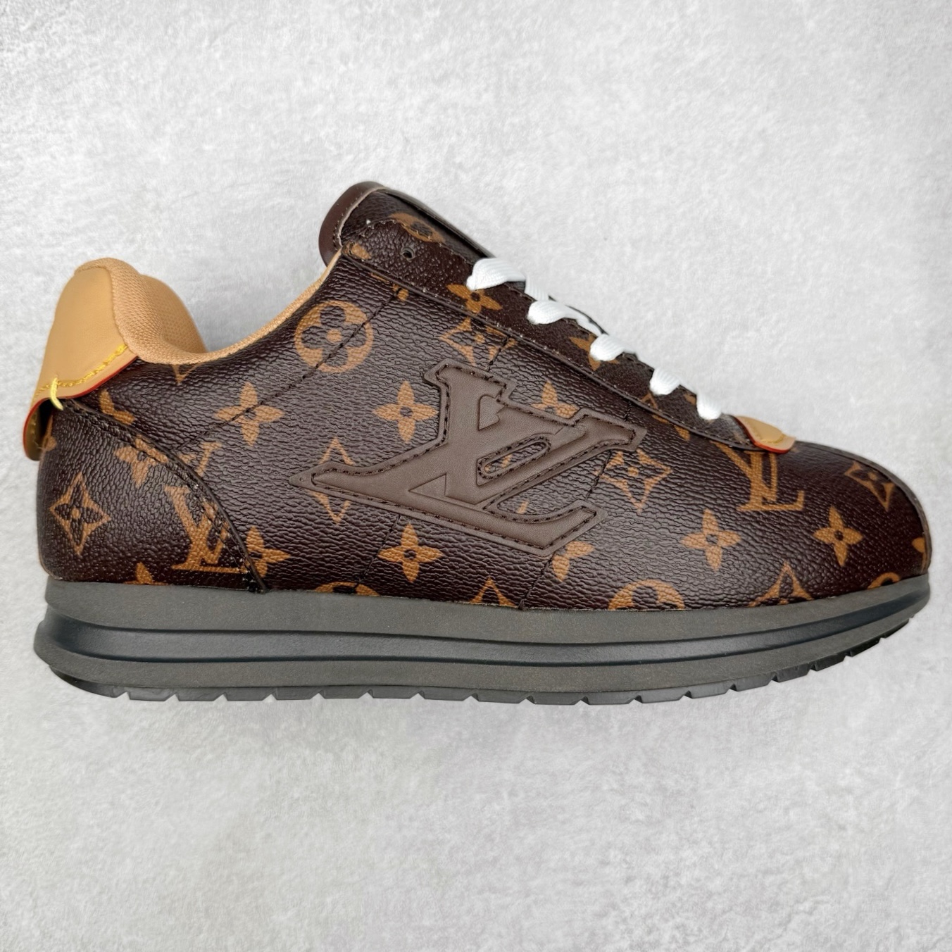 LOUIS VUITTON x Nigo lv联名款 Buttersoft 牛皮革羊皮革 FW25 图案压纹 圆头系带 低帮 生活休闲鞋 男女同款 白色 外贸零售特供批次 2023全新纸板数据 印花高频效果碾压市面 市售天花板产物 耗时半年巨作 全套原厂新版原纸板楦头开发 原厂特供皮料加持 市场所有版本中综合最强的货品 GD实力大厂出品 全网最全配色更新最快 最成熟的做工稳定的品控 完美鞋型超高的清洁度 零毛边线头瑕疵 全套原楦原纸版原鞋开模 全网最具灵魂的版型 正确原装黄色鞋盒 正确中底印花 鞋面印花3D高频深度立体 全鞋电脑针车 紧密相连 针距密度一致 环保乳胶注塑鞋垫 厚度脚感还原原版 皮面裁剪部位 统一油边封口工艺 原装橡胶大底含胶量大底组合零偏差 专柜全套包装 防尘袋 说明书 质保卡 男女鞋 尺码：35 36 37 38 39 40 41 42 43 44 45-选品中心