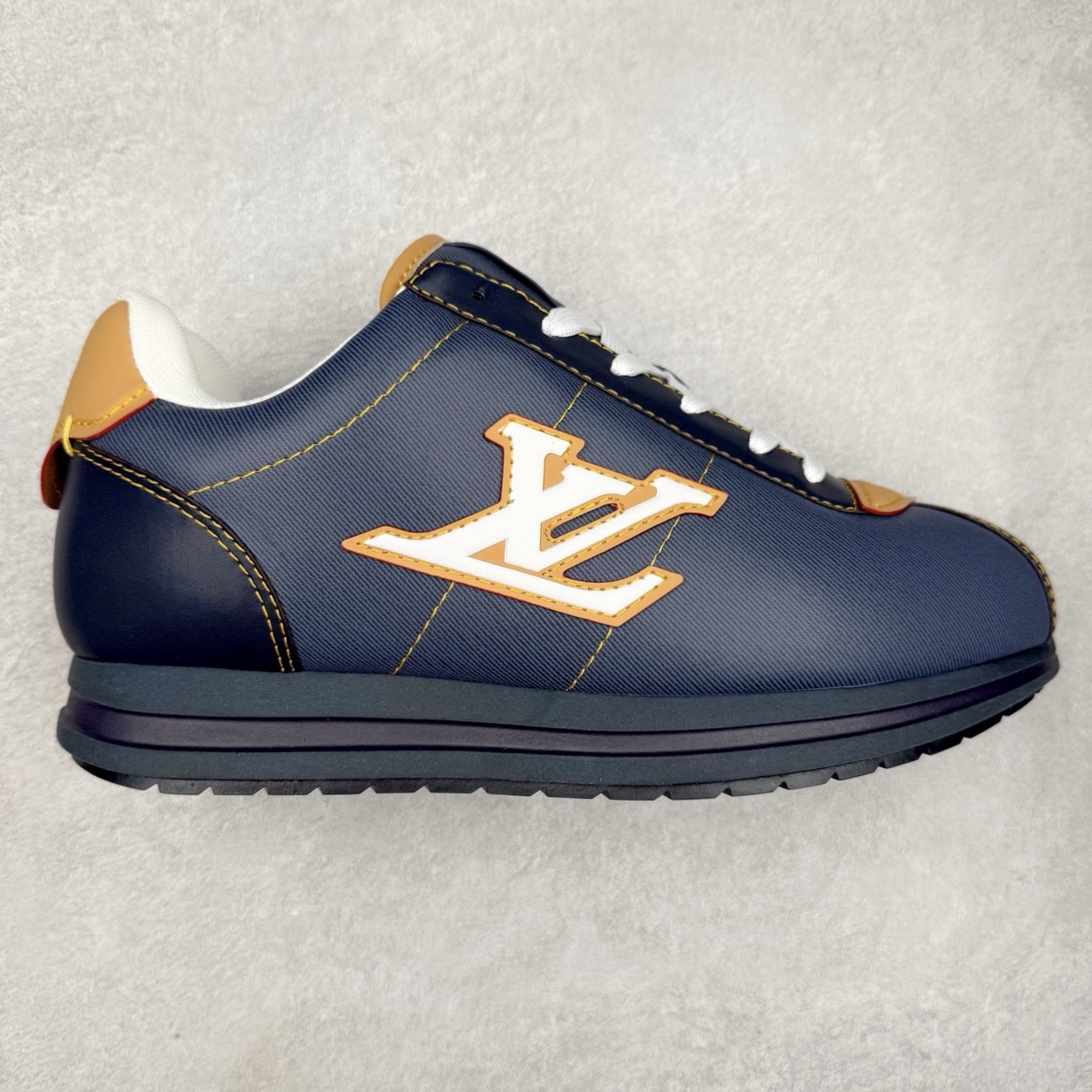 LOUIS VUITTON x Nigo lv联名款 Buttersoft 牛皮革羊皮革 FW25 图案压纹 圆头系带 低帮 生活休闲鞋 男女同款 白色 外贸零售特供批次 2023全新纸板数据 印花高频效果碾压市面 市售天花板产物 耗时半年巨作 全套原厂新版原纸板楦头开发 原厂特供皮料加持 市场所有版本中综合最强的货品 GD实力大厂出品 全网最全配色更新最快 最成熟的做工稳定的品控 完美鞋型超高的清洁度 零毛边线头瑕疵 全套原楦原纸版原鞋开模 全网最具灵魂的版型 正确原装黄色鞋盒 正确中底印花 鞋面印花3D高频深度立体 全鞋电脑针车 紧密相连 针距密度一致 环保乳胶注塑鞋垫 厚度脚感还原原版 皮面裁剪部位 统一油边封口工艺 原装橡胶大底含胶量大底组合零偏差 专柜全套包装 防尘袋 说明书 质保卡 男女鞋 尺码：35 36 37 38 39 40 41 42 43 44 45-选品中心