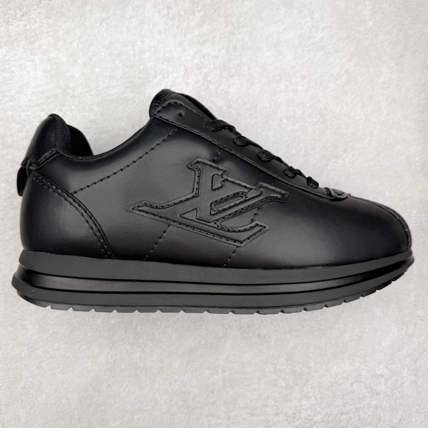 LOUIS VUITTON x Nigo lv联名款 Buttersoft 牛皮革羊皮革 FW25 图案压纹 圆头系带 低帮 生活休闲鞋 男女同款 白色 外贸零售特供批次 2023全新纸板数据 印花高频效果碾压市面 市售天花板产物 耗时半年巨作 全套原厂新版原纸板楦头开发 原厂特供皮料加持 市场所有版本中综合最强的货品 GD实力大厂出品 全网最全配色更新最快 最成熟的做工稳定的品控 完美鞋型超高的清洁度 零毛边线头瑕疵 全套原楦原纸版原鞋开模 全网最具灵魂的版型 正确原装黄色鞋盒 正确中底印花 鞋面印花3D高频深度立体 全鞋电脑针车 紧密相连 针距密度一致 环保乳胶注塑鞋垫 厚度脚感还原原版 皮面裁剪部位 统一油边封口工艺 原装橡胶大底含胶量大底组合零偏差 专柜全套包装 防尘袋 说明书 质保卡 男女鞋 尺码：35 36 37 38 39 40 41 42 43 44 45-选品中心