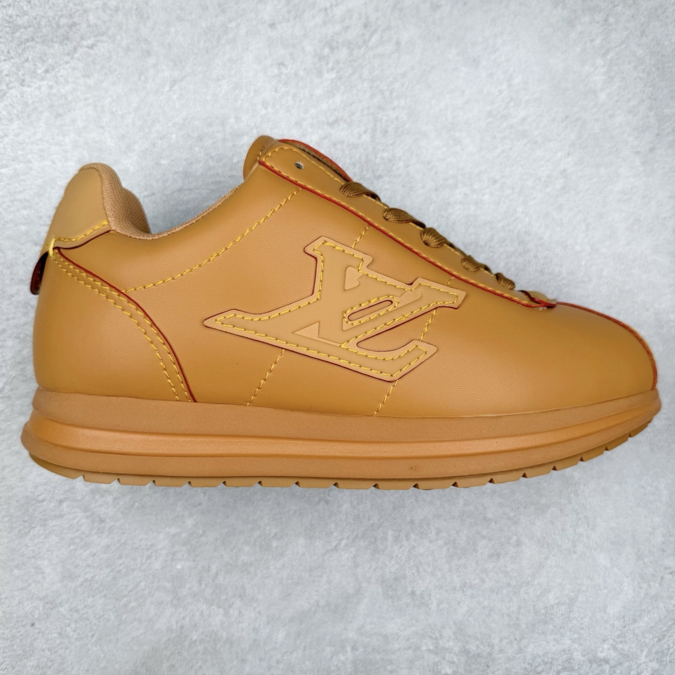 LOUIS VUITTON x Nigo lv联名款 Buttersoft 牛皮革羊皮革 FW25 图案压纹 圆头系带 低帮 生活休闲鞋 男女同款 白色 外贸零售特供批次 2023全新纸板数据 印花高频效果碾压市面 市售天花板产物 耗时半年巨作 全套原厂新版原纸板楦头开发 原厂特供皮料加持 市场所有版本中综合最强的货品 GD实力大厂出品 全网最全配色更新最快 最成熟的做工稳定的品控 完美鞋型超高的清洁度 零毛边线头瑕疵 全套原楦原纸版原鞋开模 全网最具灵魂的版型 正确原装黄色鞋盒 正确中底印花 鞋面印花3D高频深度立体 全鞋电脑针车 紧密相连 针距密度一致 环保乳胶注塑鞋垫 厚度脚感还原原版 皮面裁剪部位 统一油边封口工艺 原装橡胶大底含胶量大底组合零偏差 专柜全套包装 防尘袋 说明书 质保卡 男女鞋 尺码：35 36 37 38 39 40 41 42 43 44 45-选品中心