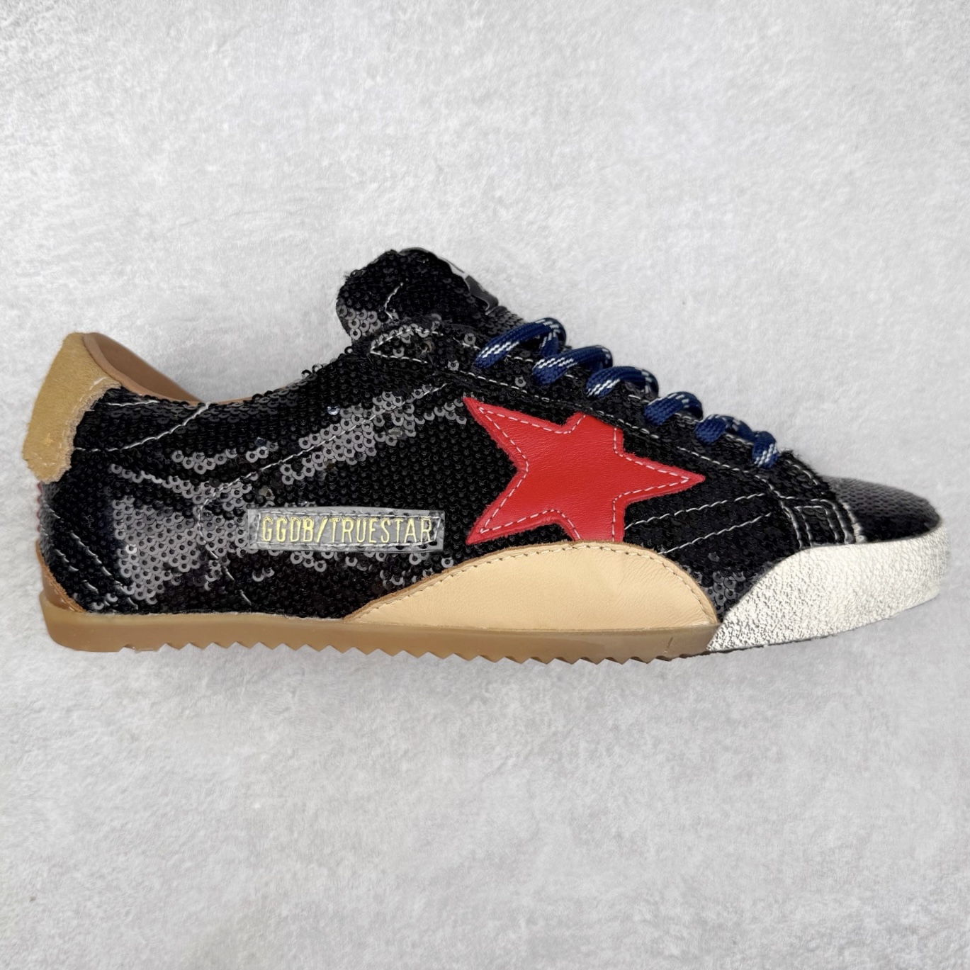 Golden Goose True Star 25s最新款 易烊千玺 萱美 王一博 朱亚文同款小红书爆款运动鞋 采用进口牛皮羊皮内里 舒适感爆满 Golden Goose True Star「为叛逆而生」的鞋履，其价值不仅在于材质与工艺，更在于对主流审美规则的颠覆。它适合那些追求「非标准化时尚」、愿意为独特性支付溢价的消费者，尤其在潮流易逝的当下，其手工做旧设计反而赋予产品「反潮流」的永恒感。然而，对于务实型消费者而言，高昂的价格、小众的风格以及相对复杂的护理需求（如避免接触尖锐物体）可能使其性价比大打折扣。若将其视为「可穿戴的艺术品」，True Star 无疑是成功的；若以传统鞋履标准衡量，它则更像是一场关于时尚哲学的实验。#记录吧就现在 #goldengoose #易烊千玺 #ggdb #宝藏男孩易烊千玺 #鞋控の日常 #潮流薯 #复古穿搭 尺码：35 36 37 38 39 40 41 42 43 44 45-选品中心