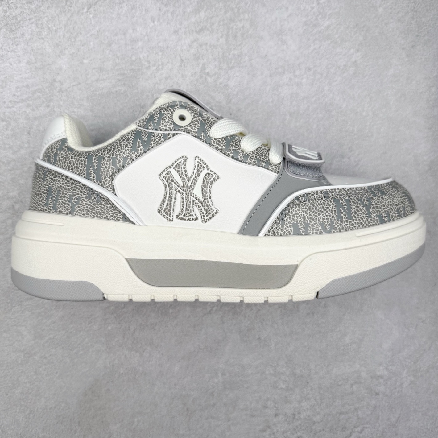 MLB Chunky Liner Basic 复古印花学长鞋系列低帮轻量增高厚底百搭休闲运动慢跑鞋板鞋 Korea韩国联名NY美国榄球纽约洋基队限定 韩国代购专供 全套原楦原纸板原厂数据开发 正确中底拉帮中底网布细节 平台代购专供 左脚内置芯片 韩国代购吊牌标贴 独家一比一RB+MD组合大底 高频后跟小人Logo精准对位立体饱满 正确网布加超迁鞋面 转印中底走线紧密 转印Logo工艺表层防刮不掉色 尺码：35 36 36.5 37.5 38 38.5 39 40 40.5 41 42 42.5 43 44 45-选品中心