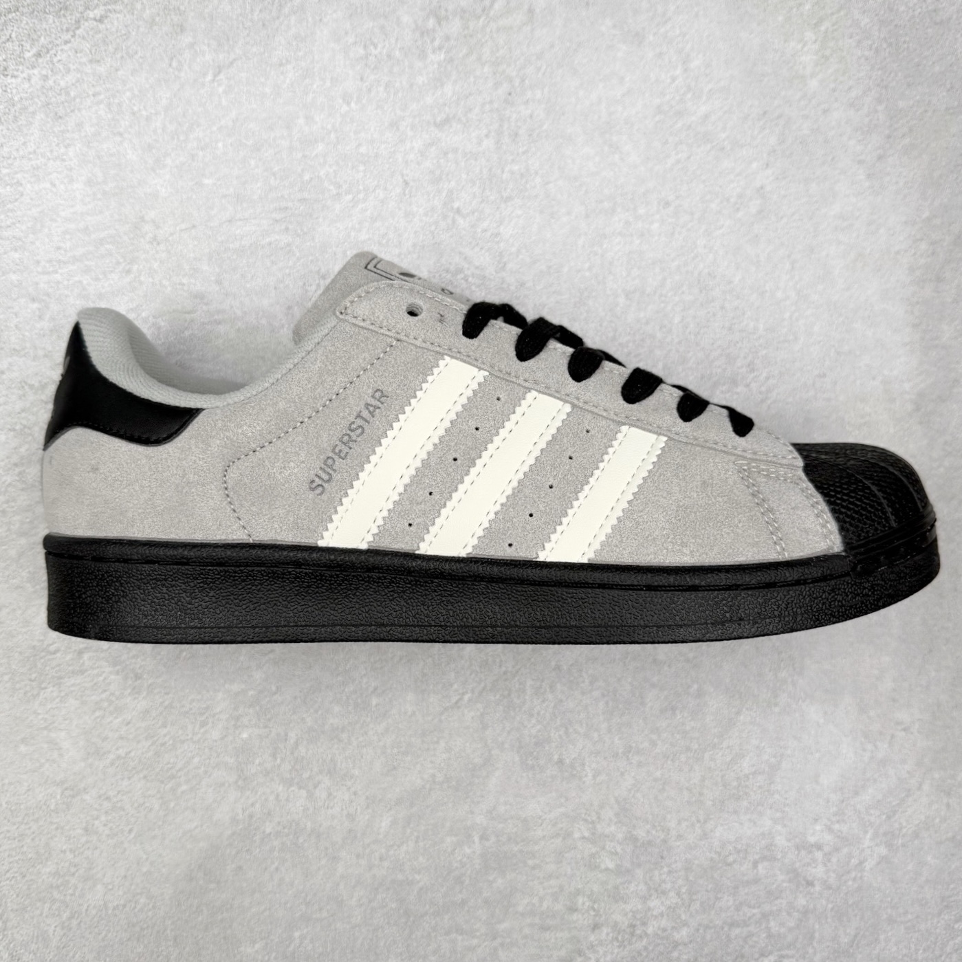 AD Originals Superstar 经典复古贝壳头板鞋 JQ3222 诞生于1969年 是第一双将全皮面鞋 身与橡胶鞋头结合在一起的低帮篮球鞋 Superstar最开始 是作为高帮篮球鞋Pro Model的低帮版本而出现的 但因为其独特和醒目的橡胶鞋头造型而让大家熟知 被大家形象地称为\\\”shelltoe\\\”贝壳头 在70年代的美国职业篮球场上 接近3/4的NBA球员都将这双Superstar作为场上用鞋 80年代之后 经过不断的改良和发展 Superstar逐渐成为横跨时装、音乐、街头文化、休闲和运动等各大领域的时尚潮鞋 尺码：36 36.5 37 38 38.5 39 40 40.5 41 42 42.5 43 44 44.5 45-选品中心