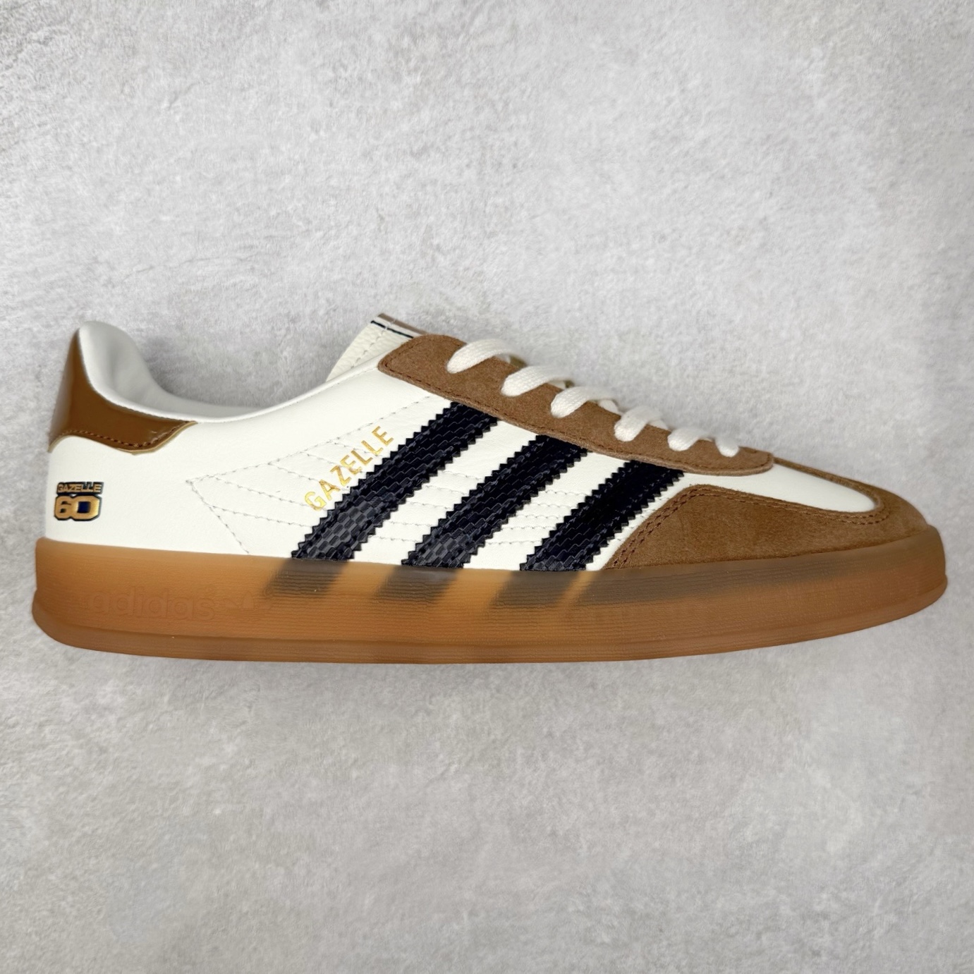 AD Gazelle Indoor Trainers 羚羊内训系列低帮复古百搭休闲运动德训风板鞋 JP9221 90年代经典的复刻版！自60年代以足球训练鞋面世以来,Gazelle就以其经典设计席卷全球。1991年版本的复刻,再造经典Gazelle。采用皮革打造,搭配浊色细节,让这款经典更加简约。尺码：36 36⅔ 37⅓ 38 38⅔ 39⅓ 40 40⅔ 41⅓ 42 42⅔ 43⅓ 44⅓ 44⅔ 45-选品中心