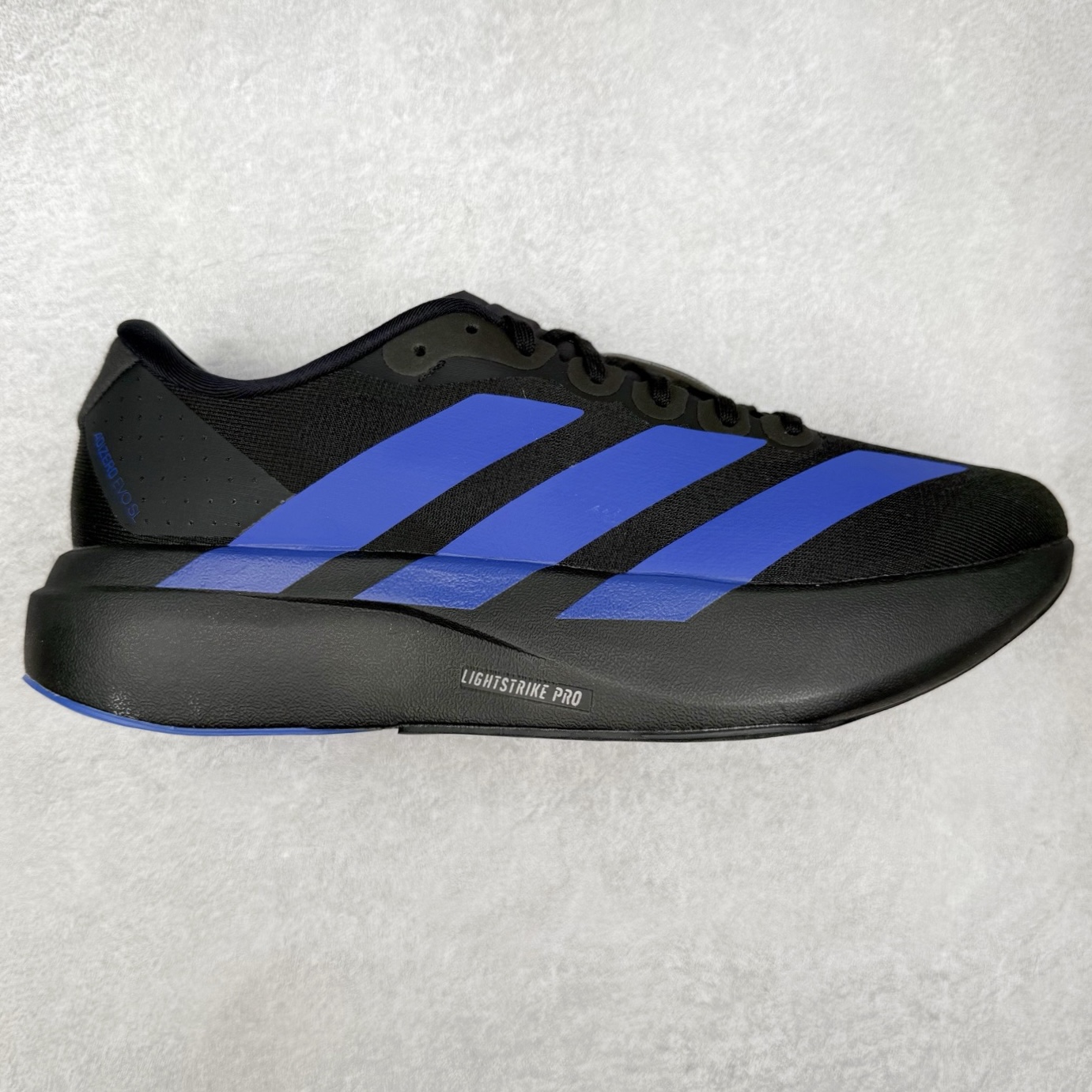 ＃纯原 AD Adizero EVO SL 马拉松竞速专业跑鞋 JP7148 CELERMESH针织网面非常轻薄 纤维间的缝隙很大 可以保证跑步时的透气、排汗效果 鞋舌直接与两侧的内衬和鞋底连接在一起 在跑步过程中不会被鞋舌的左右移动所困扰 在标准鞋带孔的基础上再拓宽一组鞋带孔 适合不同脚型的需求 突破性 EnergyRods 技术，有助于跑者实现更好的成绩 中底独特的LIGHTSTRIKE PRO泡棉材质 微弹感觉在跑步过程中给予了良好的支撑体验 对于顶级精英和高水平进阶跑者来说 ADIOS PRO是一双值得信赖的竞速比赛用鞋 尺码：36 36.5 37.5 38 38.5 39 40 40.5 41 42 42.5 43 44 44.5 45-选品中心