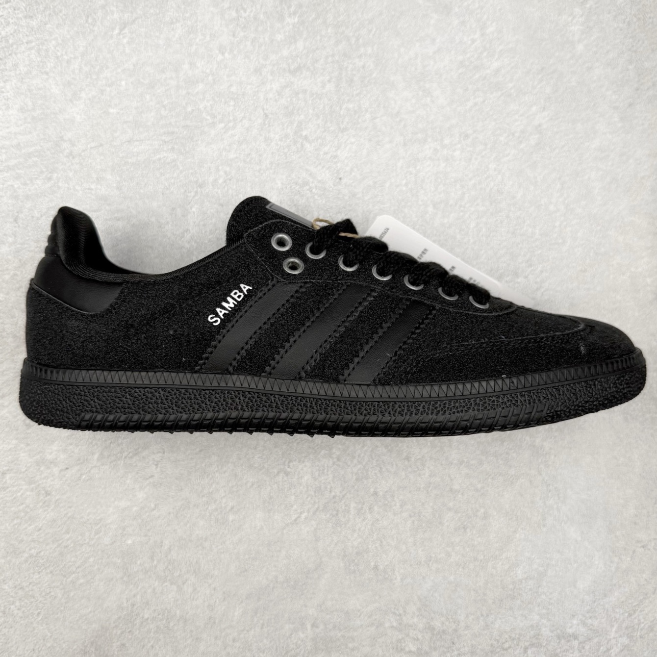 AD Original Samba OG 复古经典轻便板鞋 KI6265 口碑大厂出品 品控大底版型不断改良更新 全套原纸板楦头开发 确保原汁原味 完美呈现桑巴版型 一比一鞋头弧度高度鞋身弧度 此版本只针对中端市场 皮料材质有所更替 其他数据细节工艺流程均保持一致 绝不口嗨 细节品控鞋型随意对比 正确烫金高频细节 原装纳米超迁皮料 独家私模橡胶大底 原盒原配 这款桑巴鞋展示了高质量的工艺 带有装饰的超锁缝制和无缝的手感 柔软、柔软的皮革造型和标志性的3条纹完成了精致的外观 正规合身鞋带 鞋面上有绒面鞋垫 橡胶鞋底 享受正畸套筒软感 自50年代首次亮相以来就一直在赢得粉丝的青睐 尺码：35.5 36 36.5 37.5 38 38.5 39 40 40.5 41 42 42.5 43 44 44.5 45-选品中心