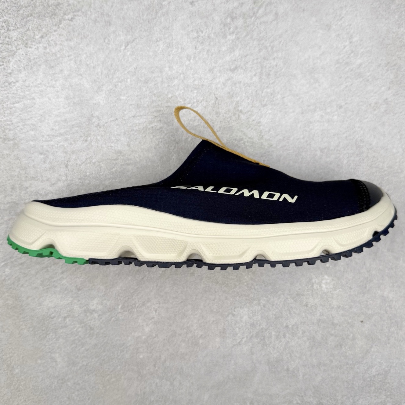 ＃HP SALOMON萨洛蒙 RX Slide 3.0 CANVAS 舒适柔软 防滑包头拖鞋 男女同款 SALOMON诞生于1947年的法国阿尔卑斯山区，全球知名的户外运动品牌。一直致力于推动滑雪、越野跑等山地运动的发展及产品的进步。其产品设计致力于追求创新和发掘产品的性能极限，帮助喜欢自由的人在山地间不断挑战自我。实拍调校N版已经零色差零失真 百分百还原实物色彩所见即所得 不存在货不对板色差等低级问题 选购参考实物拍摄 不混卖不参货 只用心做好货严格选品 承诺混一赔十 尺码：36 36.5 37.5 38 38.5 39 40 40.5 41 42 42.5 43 44 44.5 45-选品中心