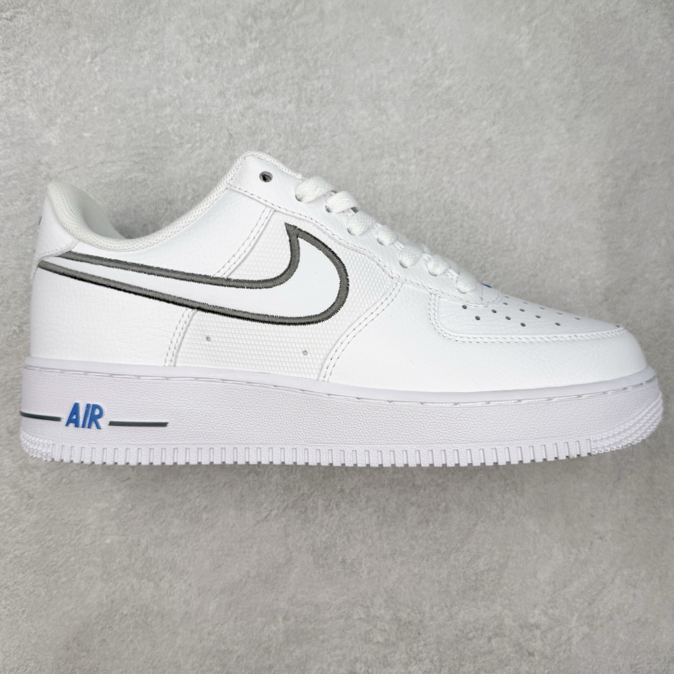 ＃XT纯原 NK Air Force 1 Low 空军一号时尚舒适防滑耐磨低帮板鞋 IB7677-100 顶级批次 2022全新楦头鞋型 鱼鳞大底 历时开发三个月 清洁度完美 二维码鞋标 内置芯片及solo气垫 大底高度及其弧度依照正品 钢印 logo刺绣 鞋口弧度 鞋头长度 鞋面冲孔 鞋垫背胶及钢印 完美鞋型对比正品 每一处都是细节满满 柔软、弹性十足的缓震性能和出色的中底设计 横跨复古与现代的外型结合 造就出风靡全球 三十多年的Force 1 直到今天还深受青睐 实拍调校N版已经零色差零失真 百分百还原实物色彩所见即所得 不存在货不对板色差等低级问题 选购参考实物拍摄 不混卖不参货 只用心做好货严格选品 承诺混一赔十 尺码：36 36.5 37.5 38 38.5 39 40 40.5 41 42 42.5 43 44 44.5 45-选品中心