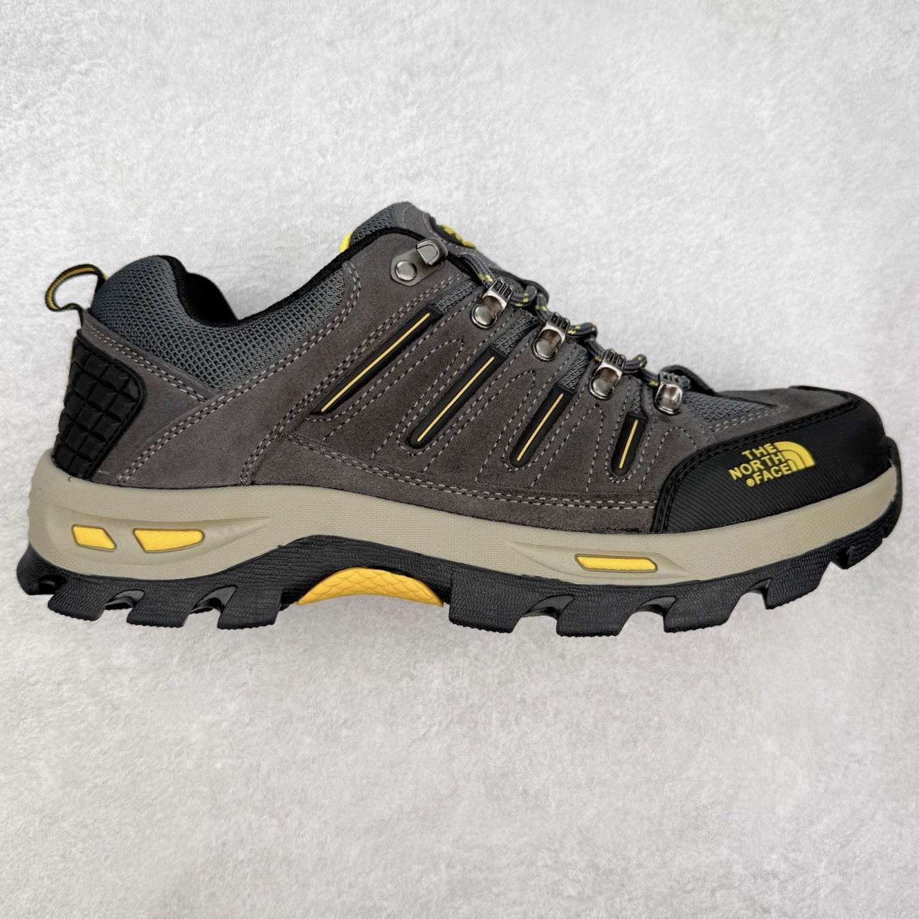 The North Face 北面乐斯菲斯户外运动休闲登山鞋越野徒步鞋 广东大厂品质 面料采用进口磨砂牛皮 鞋底采用Vibram黄金大底 专门为鞋底设计的橡胶以出色的耐磨性 良好的防滑性或得不少户外运动爱好者的喜欢 专业户外登山品牌（北面）The North Face自1966年创立，由两位热爱登山徒步的年轻登山者于美西旧金山开创，不断透过研发与创新，并且将最先进的技术结合在服装与鞋款设计，生产多种外型帅气且专业能力非常强的户外运动装备而备受欢迎。尺码：39-45（运动鞋码）-选品中心