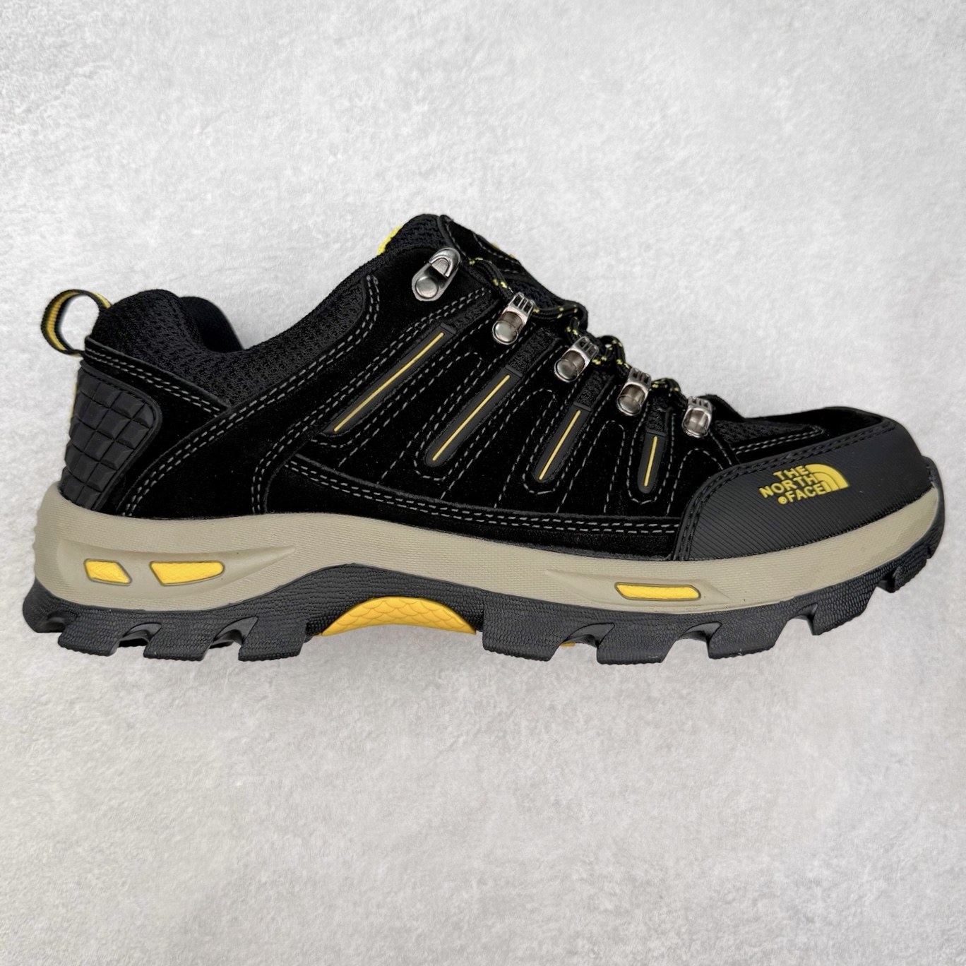 The North Face 北面乐斯菲斯户外运动休闲登山鞋越野徒步鞋 广东大厂品质 面料采用进口磨砂牛皮 鞋底采用Vibram黄金大底 专门为鞋底设计的橡胶以出色的耐磨性 良好的防滑性或得不少户外运动爱好者的喜欢 专业户外登山品牌（北面）The North Face自1966年创立，由两位热爱登山徒步的年轻登山者于美西旧金山开创，不断透过研发与创新，并且将最先进的技术结合在服装与鞋款设计，生产多种外型帅气且专业能力非常强的户外运动装备而备受欢迎。尺码：39-45（运动鞋码）-选品中心