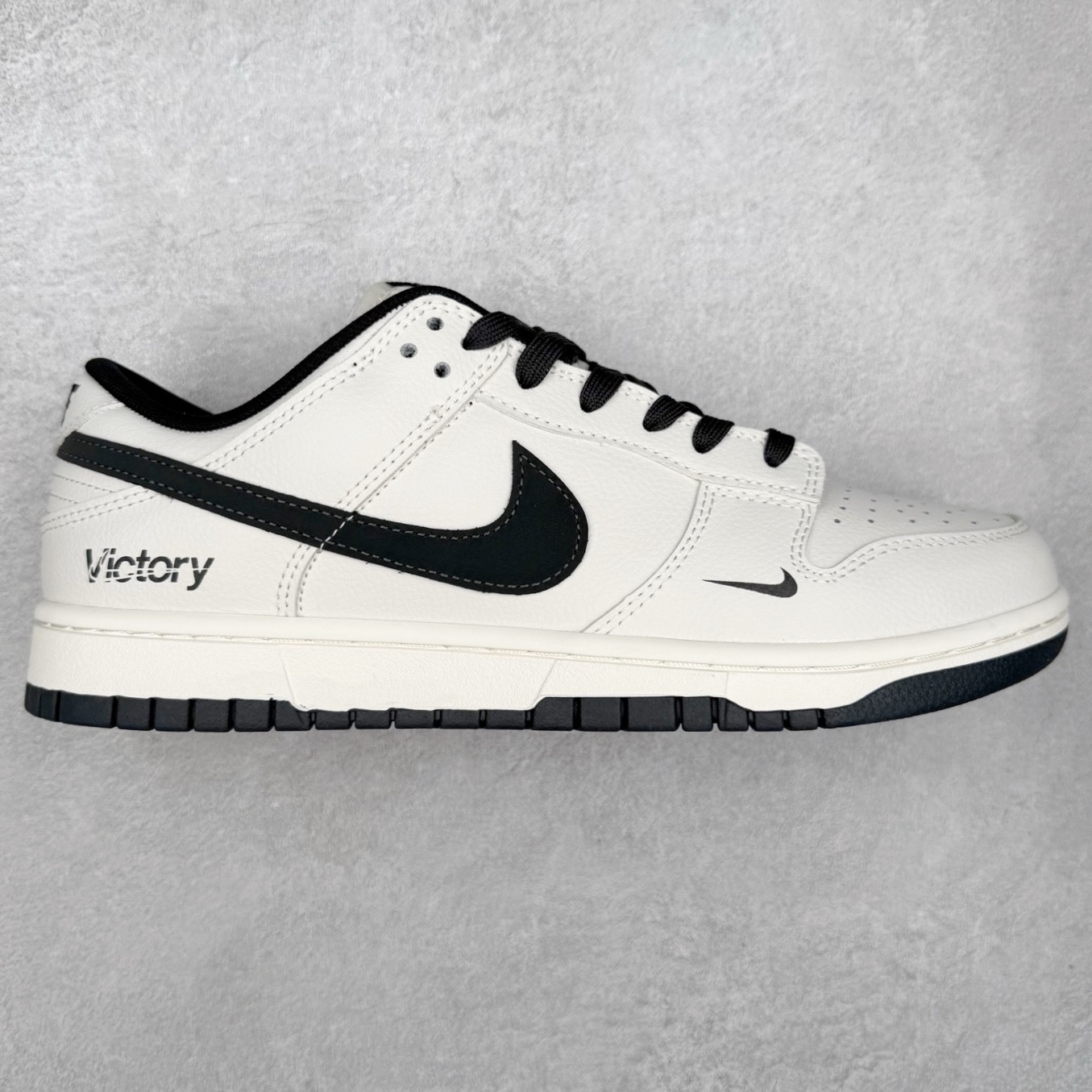 ＃YC纯原 NK Dunk Low 朱墨黑 WB0508-041 此款以东方墨韵为灵感，以极简黑白重构经典，质感与色彩碰撞兼具高级与不羁。朱墨黑Swoosh凌厉划过，似墨痕挥洒收锋；鞋身「Victory」烙印不止是标签，更是成为人生赢家的胜利宣言。低帮轮廓利落收束，无论是街头漫步还是城市穿梭，每一步都踩准风格节奏。定制系列天花板 无原鞋不开发 全系列得物原鞋一比一校对开发 配色持续更新中 终端对接 优势输出 全套原厂楦头原纸板数据档案倾力打造 原汁原味莞产 极致还原 圈内最强针车工艺 高端零售指定版 广东原厂配套原盒原标 鞋盒分三个尺码段 原厂冲刀 超高清洁度 全鞋零毛边皮料切割 采用原厂百宏鞋带以及原厂百宏织唛舌标 内标可供原厂几率过验 进口原装条纹中底布 四线拉帮白色点胶 原厂拉帮手法遵循公司 原厂电绣 极致还原 尺码：36 36.5 37.5 38 38.5 39 40 40.5 41 42 42.5 43 44 44.5 45 46-选品中心