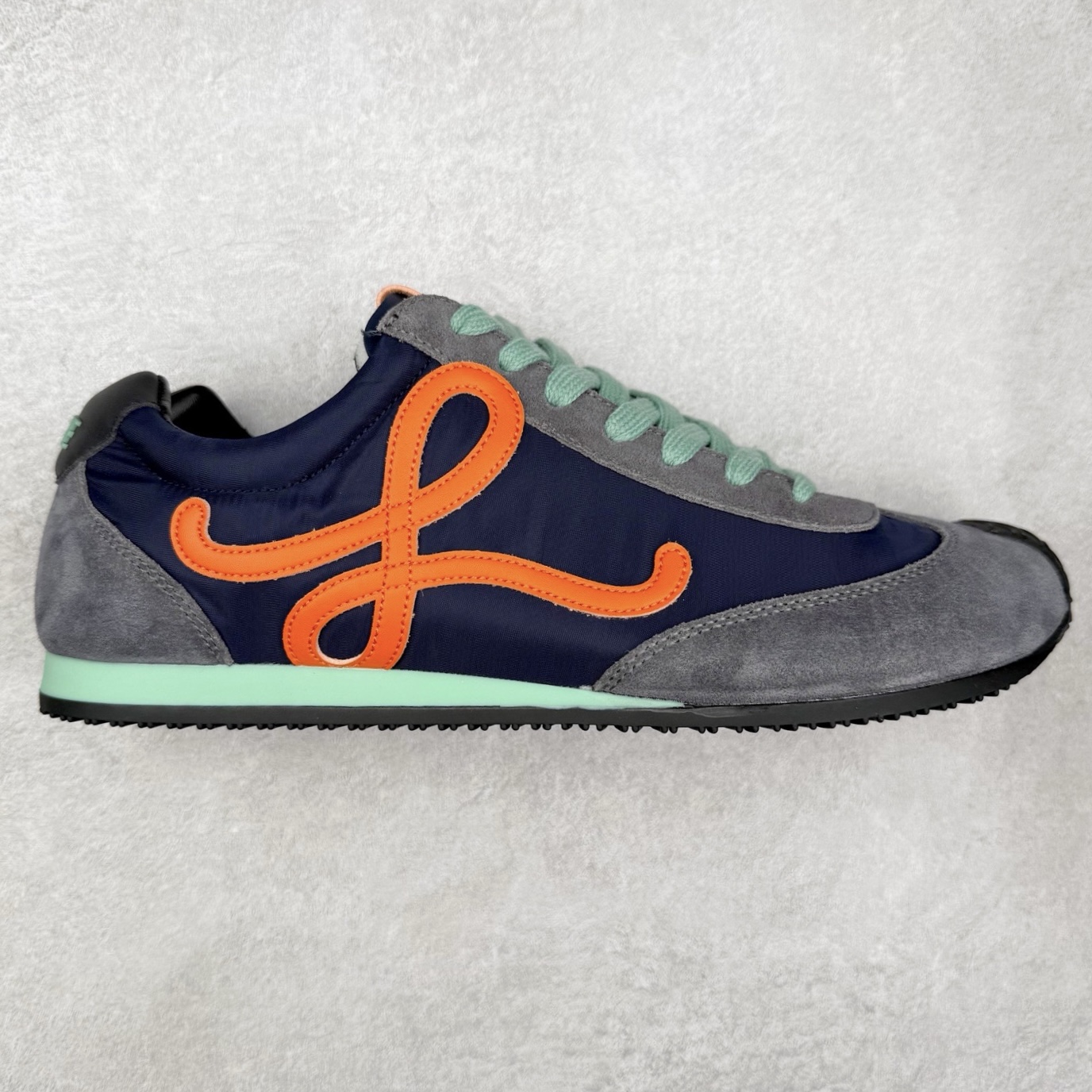 罗意威Loewe Ballet Runner 2.0 Sneakers 芭蕾舞2.0系列阿甘复古风德训薄底百搭休闲运动鞋 市面最高性价比 实体平台跑量 主打推荐好货 采用反绒牛皮革拼接头层皮饰片鞋面材质鞋身原装高密度防刮尼龙面料,极好柔软效果双层乳胶缓震鞋垫外部搭配轻量EVA缓震组合橡胶防滑片装外底不对称鞋头设计、袜状内部结构，轻盈橡胶外底延伸至鞋头 20 毫米鞋跟，附白色和同色系鞋带侧面饰有 L 徽标，鞋舌饰有压纹 Anagram 后跟标签饰有注塑橡胶 LOEWE 标志升级原楦型开发纸版全手工拉帮工艺成型 尺码：35 36 37 38 39 40 41 42 43 44 45-选品中心