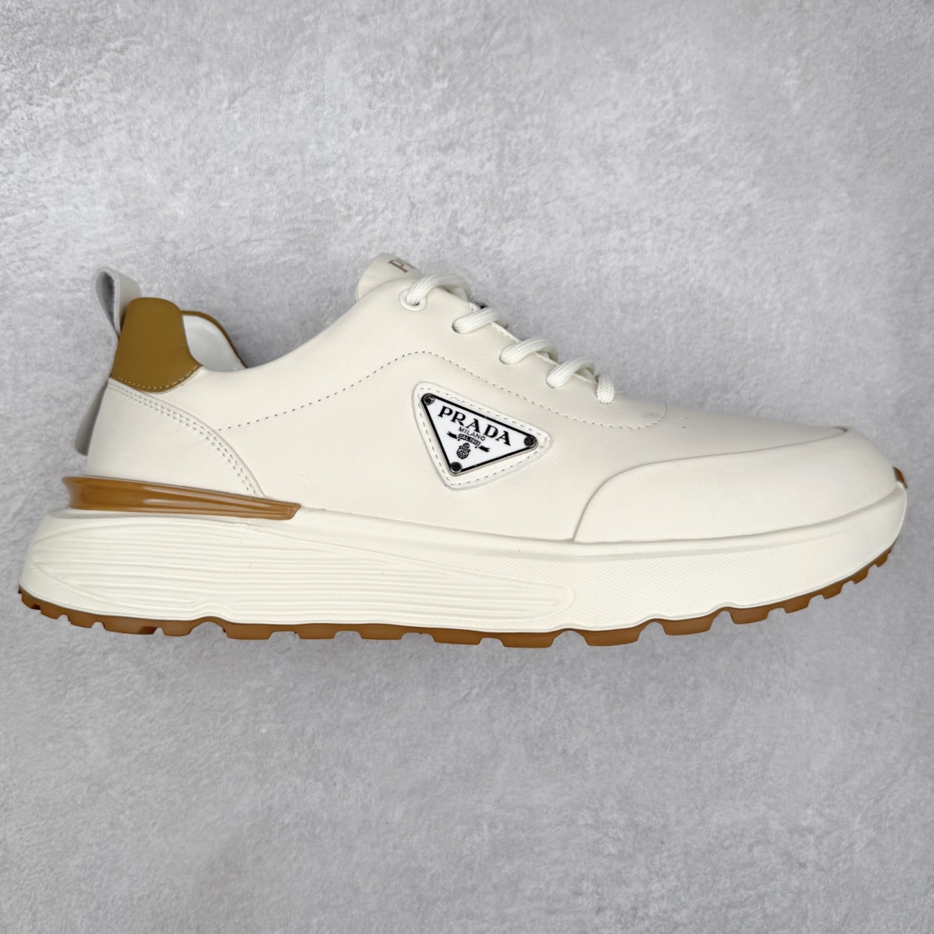 PRADA 普拉达男鞋厚底徽标低帮休闲鞋运动板鞋系列 广东大厂品质 专柜同步 大气个性更潮更抢眼更追求档次,它将颠覆旧念,与您共度时尚潮人必备! 面料采用原版进口小牛皮 牛皮内里垫脚 橡胶发泡大底 轻便防滑耐磨 脚感舒适 款式耐看做工精细 配以简洁利落的鞋楦 彰显男人的果敢和硬朗 尺码:39 40 41 42 43 44 比运动鞋偏大一码-选品中心