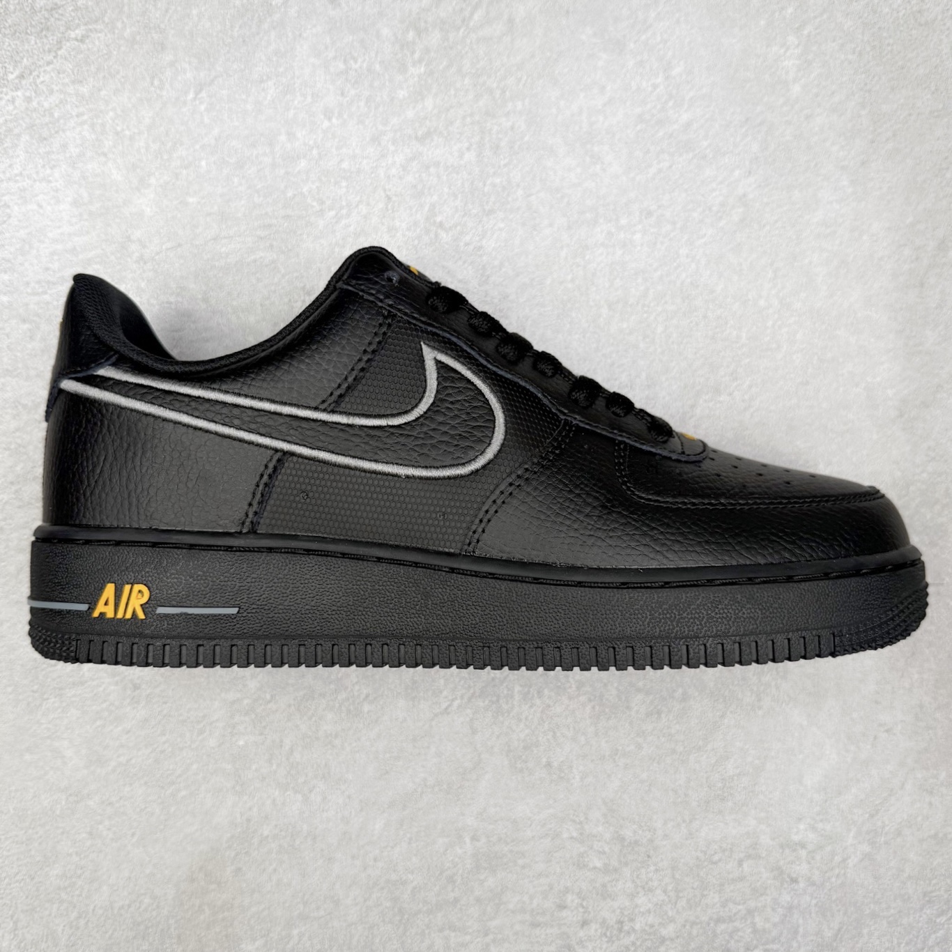 ＃XT纯原 NK Air Force 1 Low 空军一号时尚舒适防滑耐磨低帮板鞋 IB7677-001 顶级批次 2022全新楦头鞋型 鱼鳞大底 历时开发三个月 清洁度完美 二维码鞋标 内置芯片及solo气垫 大底高度及其弧度依照正品 钢印 logo刺绣 鞋口弧度 鞋头长度 鞋面冲孔 鞋垫背胶及钢印 完美鞋型对比正品 每一处都是细节满满 柔软、弹性十足的缓震性能和出色的中底设计 横跨复古与现代的外型结合 造就出风靡全球 三十多年的Force 1 直到今天还深受青睐 实拍调校N版已经零色差零失真 百分百还原实物色彩所见即所得 不存在货不对板色差等低级问题 选购参考实物拍摄 不混卖不参货 只用心做好货严格选品 承诺混一赔十 尺码：36 36.5 37.5 38 38.5 39 40 40.5 41 42 42.5 43 44 44.5 45-选品中心