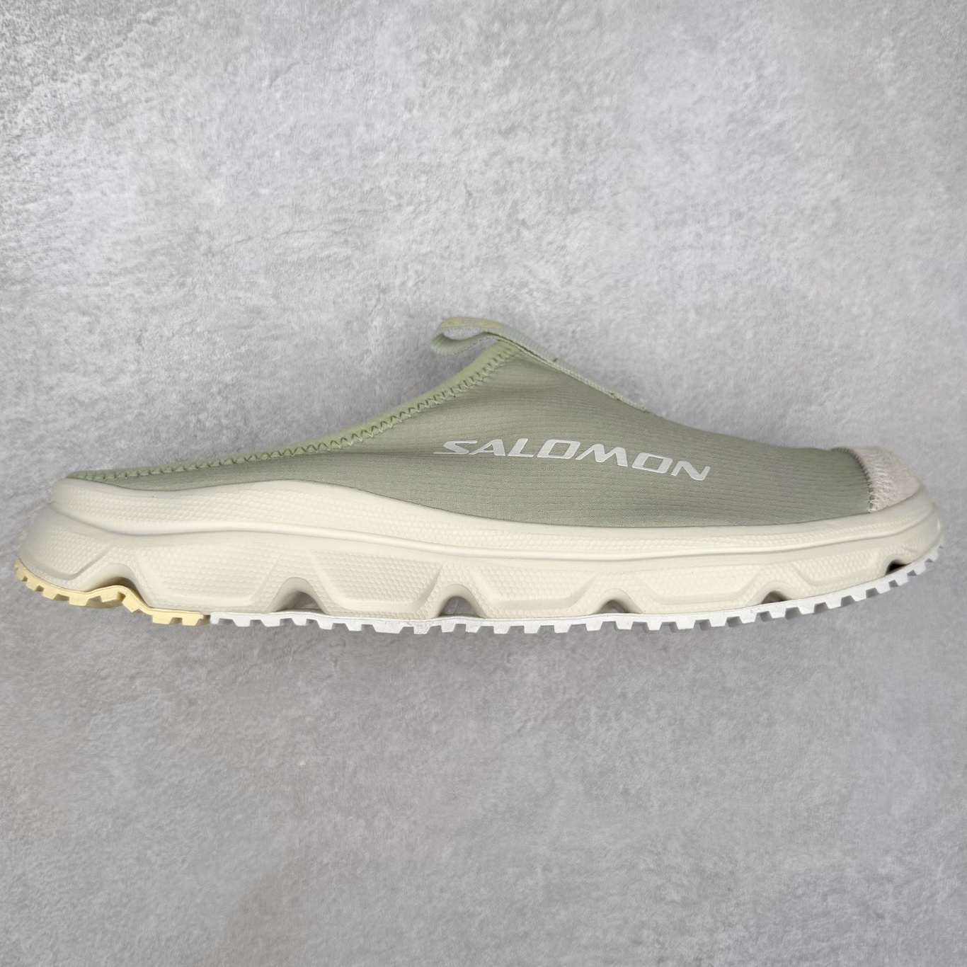 ＃HP SALOMON萨洛蒙 RX Slide 3.0 CANVAS 舒适柔软 防滑包头拖鞋 男女同款 SALOMON诞生于1947年的法国阿尔卑斯山区，全球知名的户外运动品牌。一直致力于推动滑雪、越野跑等山地运动的发展及产品的进步。其产品设计致力于追求创新和发掘产品的性能极限，帮助喜欢自由的人在山地间不断挑战自我。实拍调校N版已经零色差零失真 百分百还原实物色彩所见即所得 不存在货不对板色差等低级问题 选购参考实物拍摄 不混卖不参货 只用心做好货严格选品 承诺混一赔十 尺码：36 36.5 37.5 38 38.5 39 40 40.5 41 42 42.5 43 44 44.5 45-选品中心