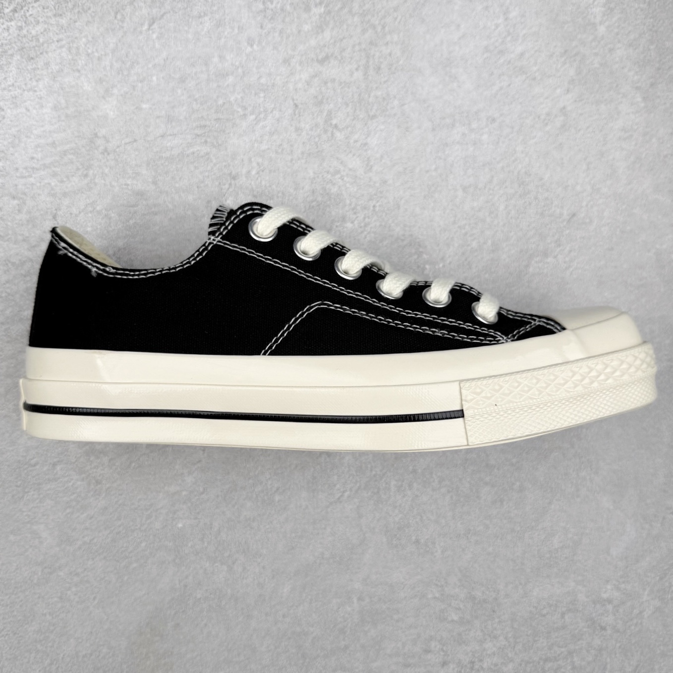 Converse All Star SQUARETOE OX 匡威新款 日本限定 新款方头系列 耐磨低帮男女同款休闲帆布鞋 来自Converse Japan 全新「Square Toe」系列，保留了Chuck Taylor标志性设计，只不过把那个再熟悉不过的圆头，换成了一个干脆利落的「方头」。变化虽小，风格却大不同！ 设计上与早前Rick Owens 的联名方头有几分神似，却更日常、更易穿、更人人皆可驾驭。 值得一提的是，方头造型不仅更有态度，也在前掌预留了更多空间，让穿着体验更加舒适，好看又好穿，真的很难不心动。 货号：31316070 黑白 货号：31316071 白色 货号：31316072 黑武士 货号：31316152 灰褐色 尺码：35 36 37 38 39 40 41 42 43 44 （⚠️方头款尺码比1970s偏大一码）-选品中心