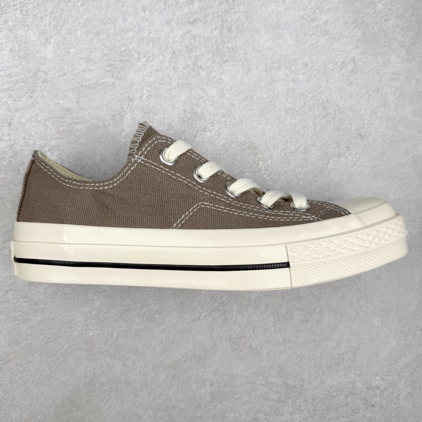 Converse All Star SQUARETOE OX 匡威新款 日本限定 新款方头系列 耐磨低帮男女同款休闲帆布鞋 来自Converse Japan 全新「Square Toe」系列，保留了Chuck Taylor标志性设计，只不过把那个再熟悉不过的圆头，换成了一个干脆利落的「方头」。变化虽小，风格却大不同！ 设计上与早前Rick Owens 的联名方头有几分神似，却更日常、更易穿、更人人皆可驾驭。 值得一提的是，方头造型不仅更有态度，也在前掌预留了更多空间，让穿着体验更加舒适，好看又好穿，真的很难不心动。 货号：31316070 黑白 货号：31316071 白色 货号：31316072 黑武士 货号：31316152 灰褐色 尺码：35 36 37 38 39 40 41 42 43 44 （⚠️方头款尺码比1970s偏大一码）-选品中心