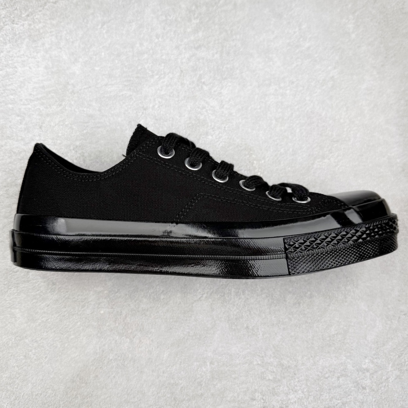 Converse All Star SQUARETOE OX 匡威新款 日本限定 新款方头系列 耐磨低帮男女同款休闲帆布鞋 来自Converse Japan 全新「Square Toe」系列，保留了Chuck Taylor标志性设计，只不过把那个再熟悉不过的圆头，换成了一个干脆利落的「方头」。变化虽小，风格却大不同！ 设计上与早前Rick Owens 的联名方头有几分神似，却更日常、更易穿、更人人皆可驾驭。 值得一提的是，方头造型不仅更有态度，也在前掌预留了更多空间，让穿着体验更加舒适，好看又好穿，真的很难不心动。 货号：31316070 黑白 货号：31316071 白色 货号：31316072 黑武士 货号：31316152 灰褐色 尺码：35 36 37 38 39 40 41 42 43 44 （⚠️方头款尺码比1970s偏大一码）-选品中心