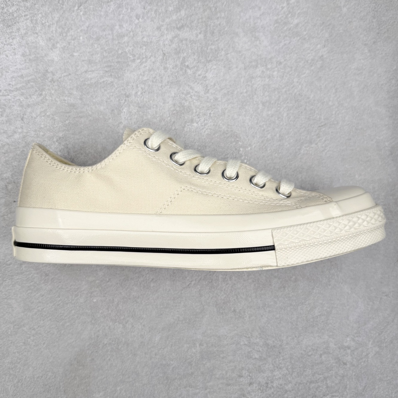Converse All Star SQUARETOE OX 匡威新款 日本限定 新款方头系列 耐磨低帮男女同款休闲帆布鞋 来自Converse Japan 全新「Square Toe」系列，保留了Chuck Taylor标志性设计，只不过把那个再熟悉不过的圆头，换成了一个干脆利落的「方头」。变化虽小，风格却大不同！ 设计上与早前Rick Owens 的联名方头有几分神似，却更日常、更易穿、更人人皆可驾驭。 值得一提的是，方头造型不仅更有态度，也在前掌预留了更多空间，让穿着体验更加舒适，好看又好穿，真的很难不心动。 货号：31316070 黑白 货号：31316071 白色 货号：31316072 黑武士 货号：31316152 灰褐色 尺码：35 36 37 38 39 40 41 42 43 44 （⚠️方头款尺码比1970s偏大一码）-选品中心