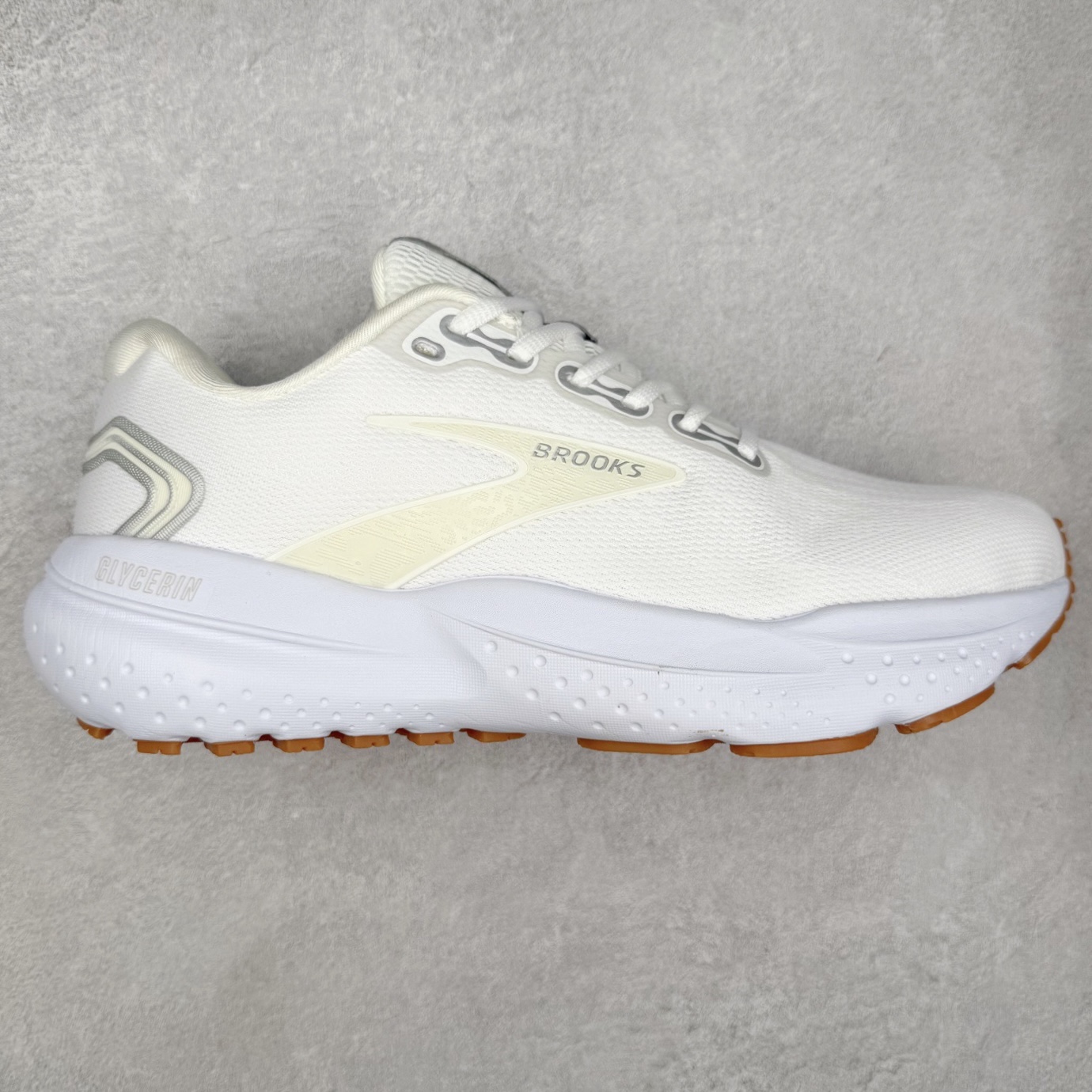 Brooks布鲁克斯 Glycerin 21 舒适时尚防滑透气低帮休闲跑步鞋 实拍调校N版已经零色差零失真 百分百还原实物色彩所见即所得 不存在货不对板色差等低级问题 选购参考实物拍摄 不混卖不参货 只用心做好货严格选品 承诺混一赔十 尺码:36 36.5 37.5 38 38.5 39 40 40.5 41 42 42.5 43 44 44.5 45-选品中心