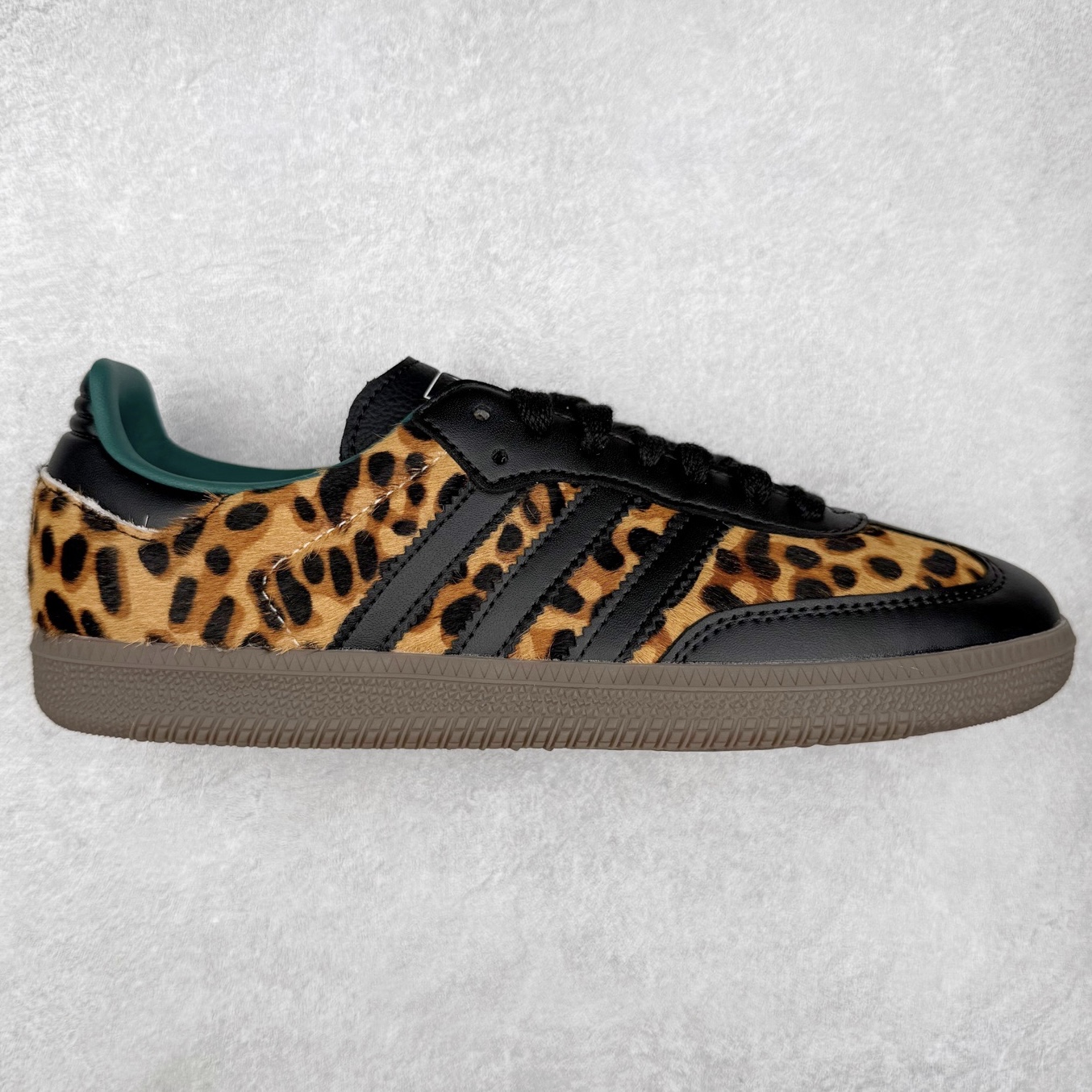 AD Original Samba OG 复古经典轻便板鞋 JI2735 口碑大厂出品 品控大底版型不断改良更新 全套原纸板楦头开发 确保原汁原味 完美呈现桑巴版型 一比一鞋头弧度高度鞋身弧度 此版本只针对中端市场 皮料材质有所更替 其他数据细节工艺流程均保持一致 绝不口嗨 细节品控鞋型随意对比 正确烫金高频细节 原装纳米超迁皮料 独家私模橡胶大底 原盒原配 这款桑巴鞋展示了高质量的工艺 带有装饰的超锁缝制和无缝的手感 柔软、柔软的皮革造型和标志性的3条纹完成了精致的外观 正规合身鞋带 鞋面上有绒面鞋垫 橡胶鞋底 享受正畸套筒软感 自50年代首次亮相以来就一直在赢得粉丝的青睐 尺码：35.5 36 36.5 37.5 38 38.5 39 40 40.5 41 42 42.5 43 44 44.5 45-选品中心